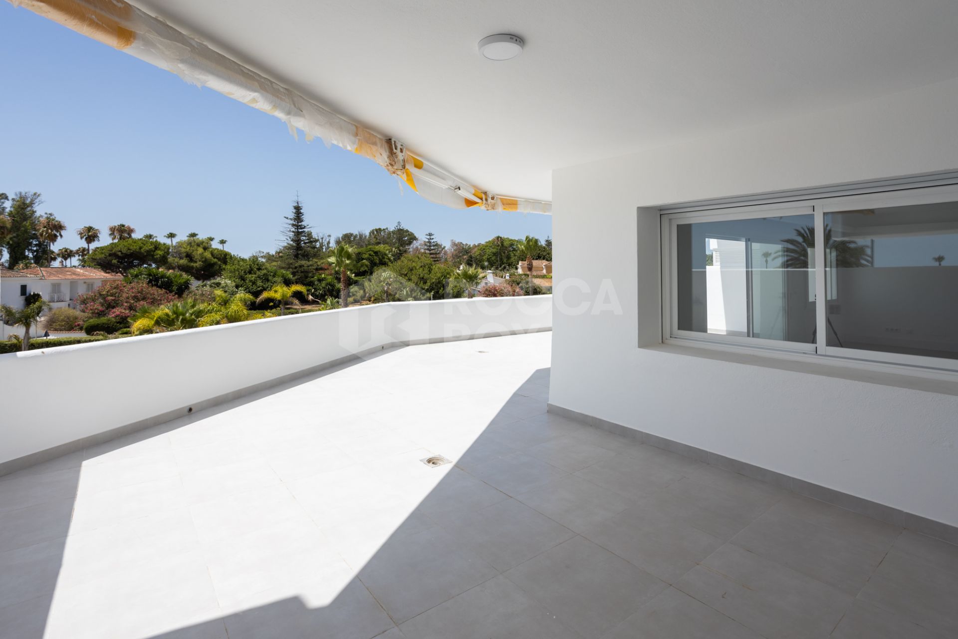 Fully renovated apartment in Guadalmina Baja with sea views and 4 bedrooms, next to Puerto Banús.