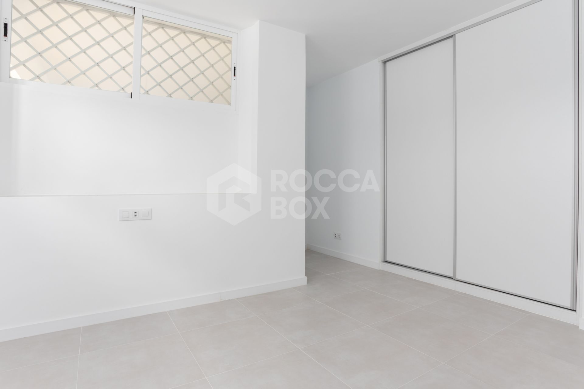 Fully renovated apartment in Guadalmina Baja with sea views and 4 bedrooms, next to Puerto Banús.