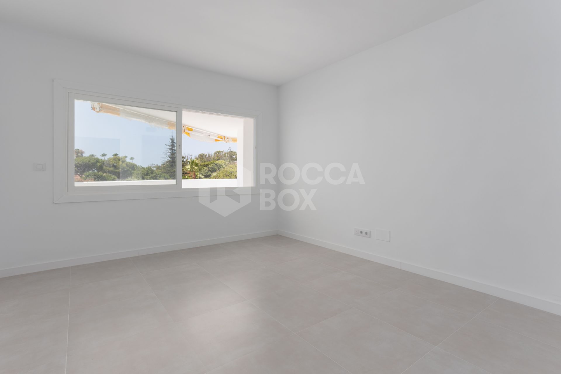 Fully renovated apartment in Guadalmina Baja with sea views and 4 bedrooms, next to Puerto Banús.
