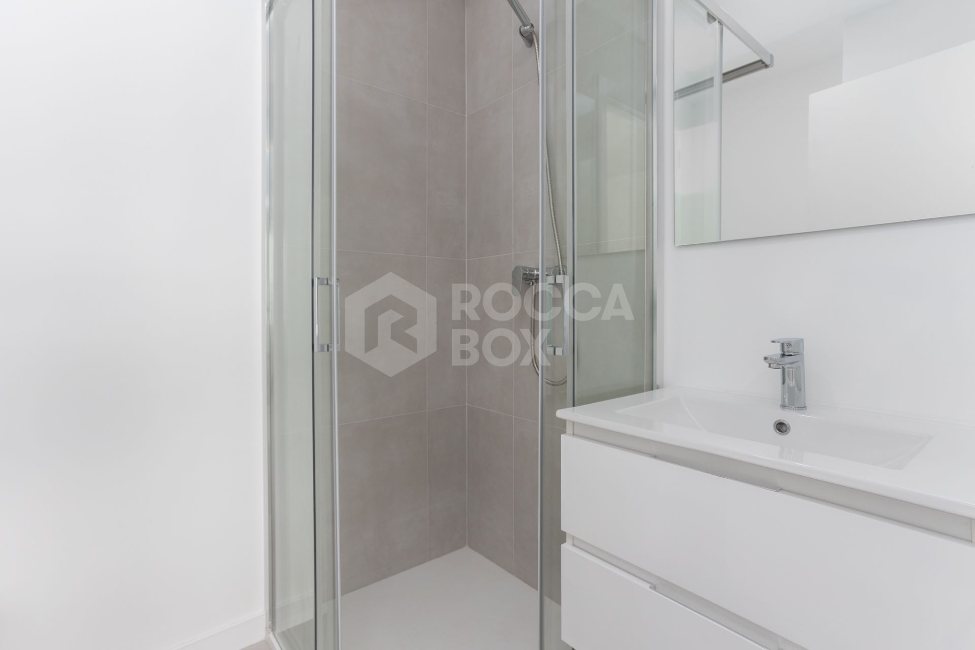 Fully renovated apartment in Guadalmina Baja with sea views and 4 bedrooms, next to Puerto Banús.