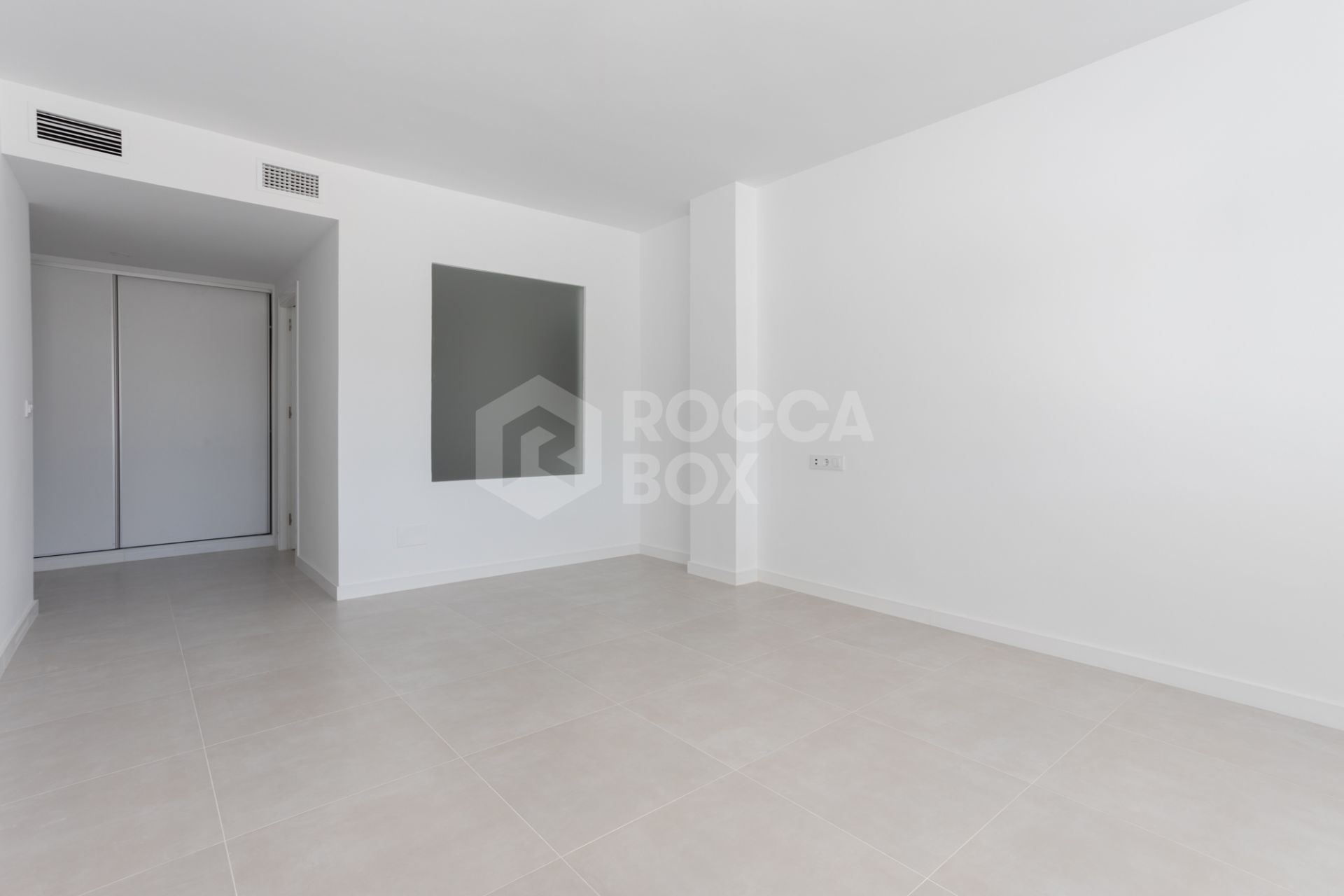 Fully renovated apartment in Guadalmina Baja with sea views and 4 bedrooms, next to Puerto Banús.