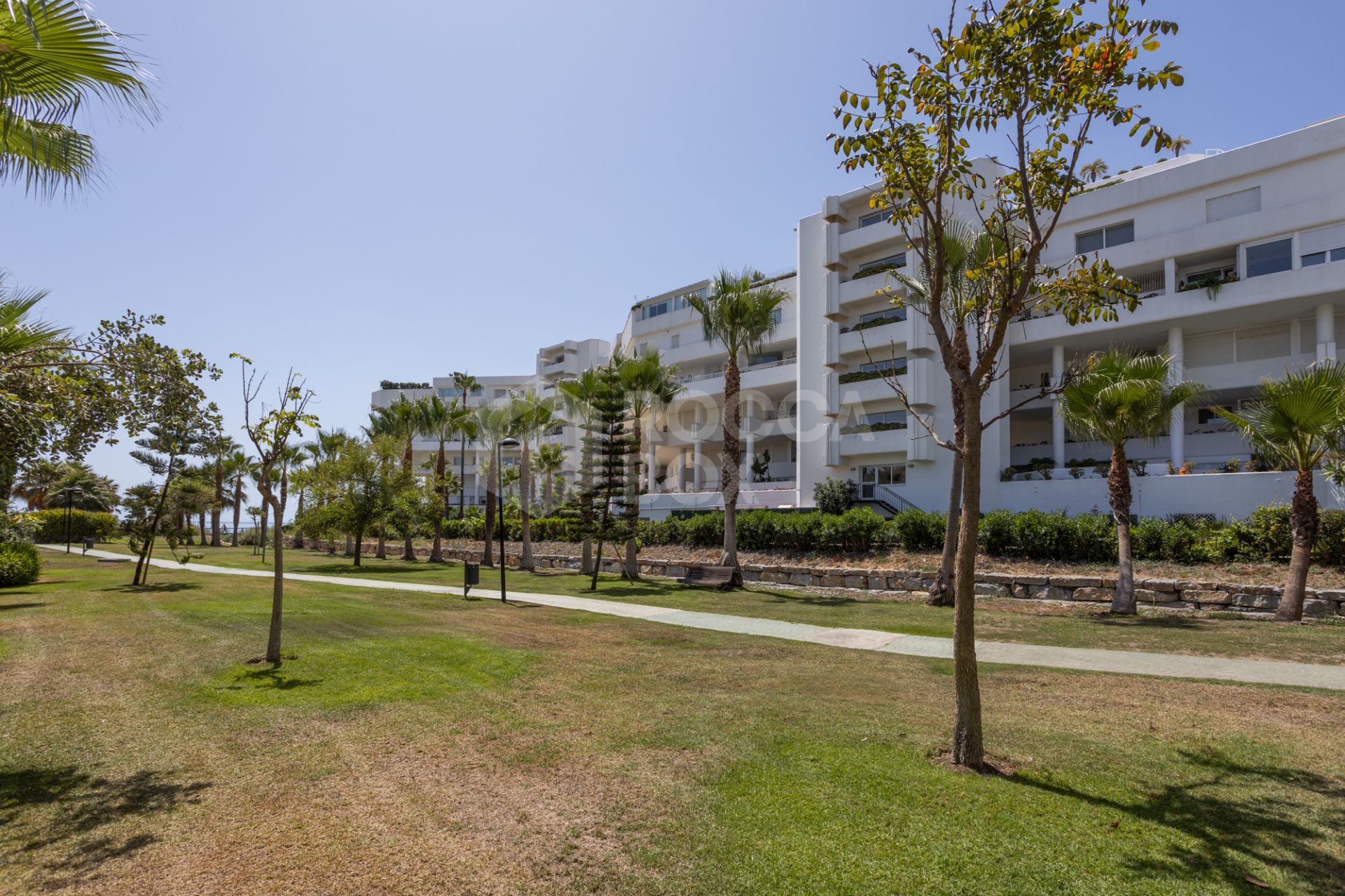 Fully renovated apartment in Guadalmina Baja with sea views and 4 bedrooms, next to Puerto Banús.