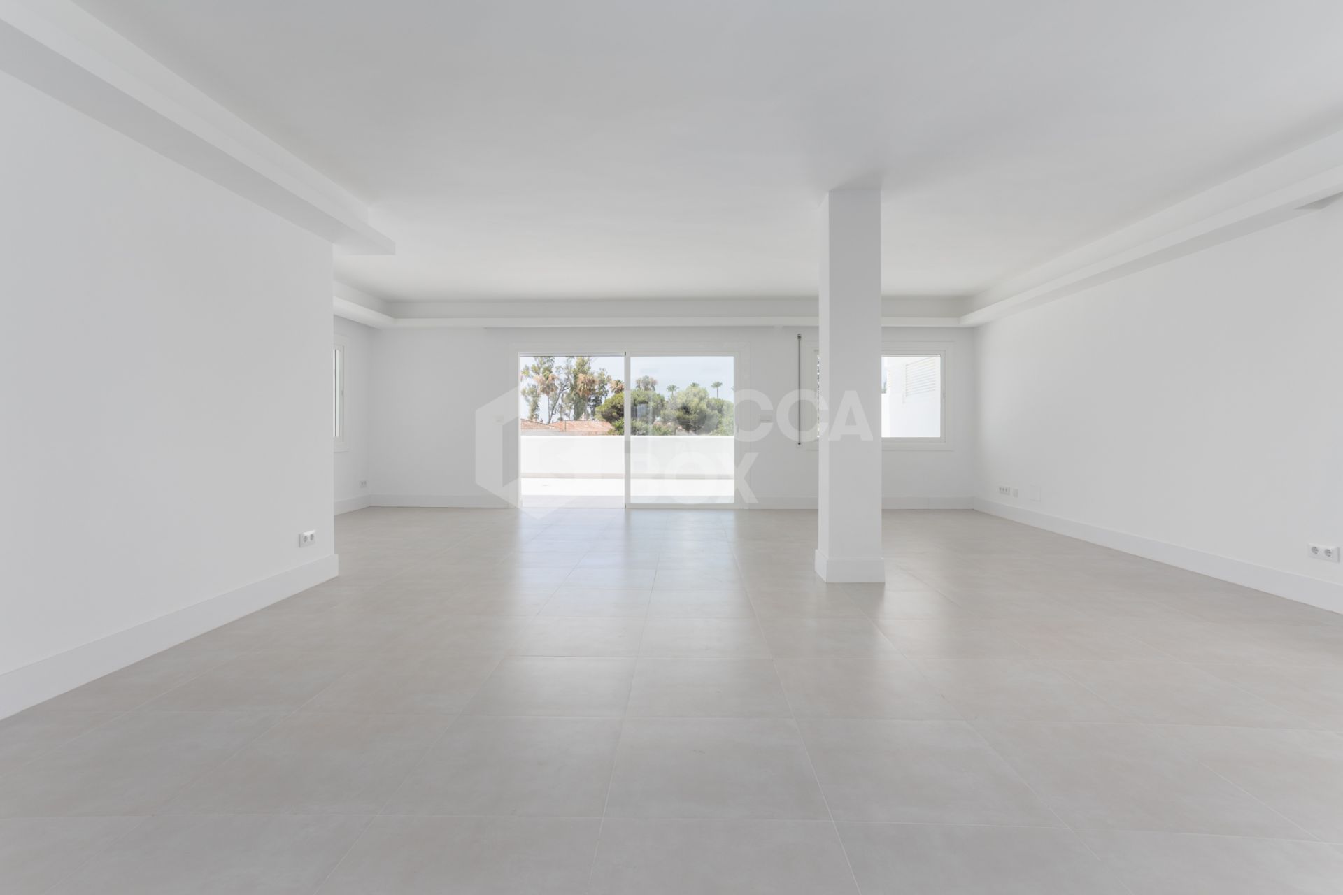 Fully renovated apartment in Guadalmina Baja with sea views and 4 bedrooms, next to Puerto Banús.