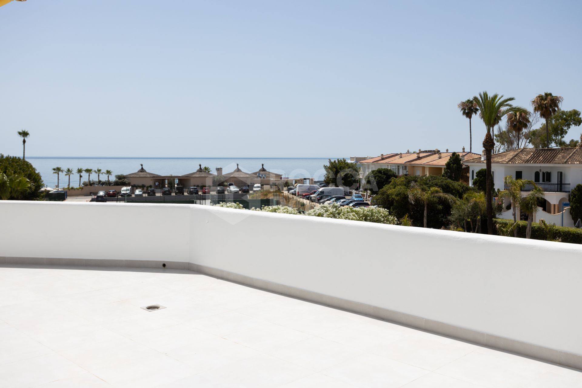 Fully renovated apartment in Guadalmina Baja with sea views and 4 bedrooms, next to Puerto Banús.