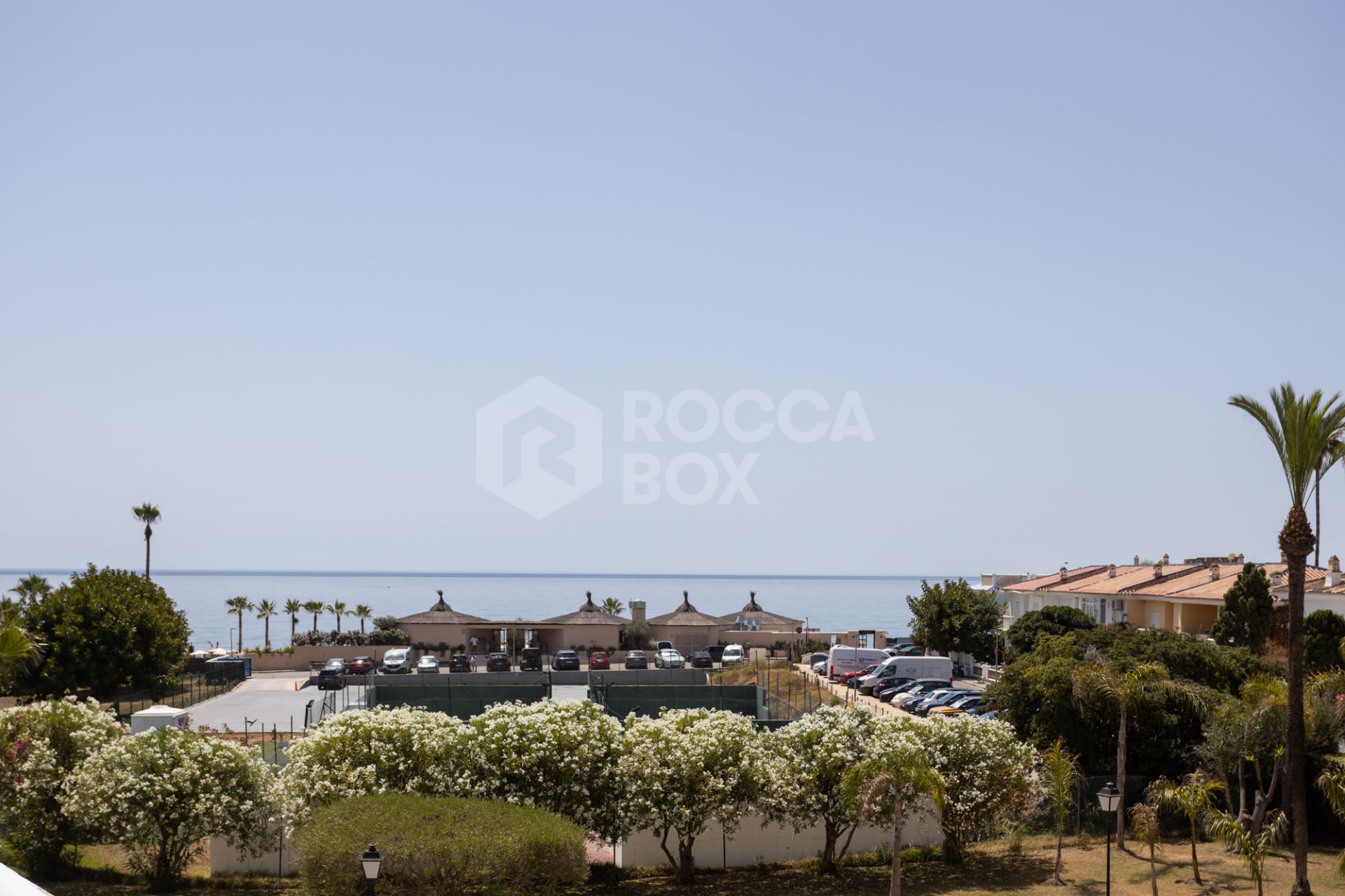 Fully renovated apartment in Guadalmina Baja with sea views and 4 bedrooms, next to Puerto Banús.