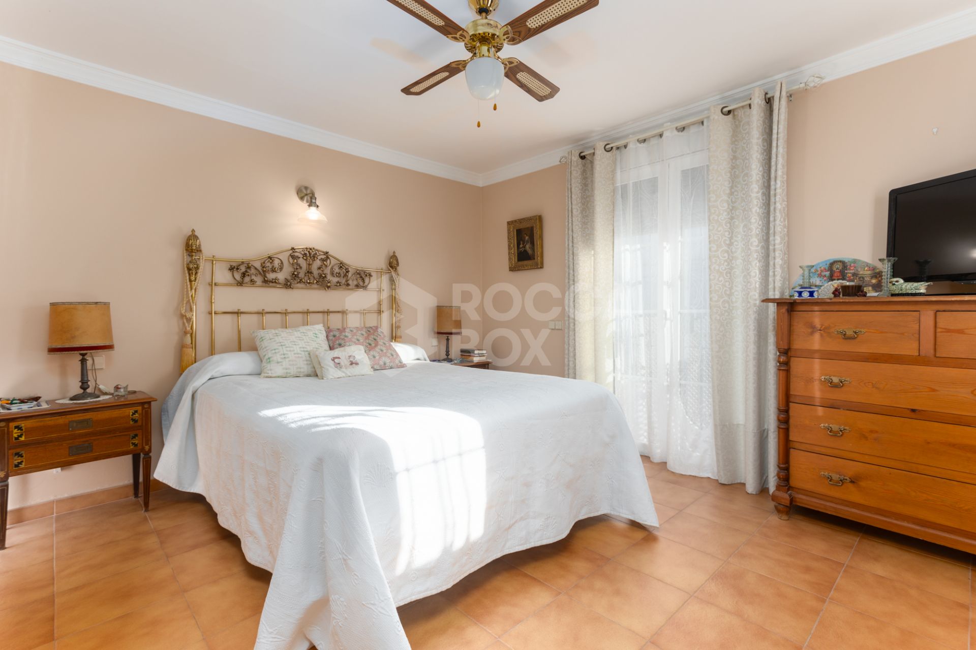 Villa for Sale in Las Petunias, San Pedro de Alcántara – Excellent Investment Opportunity