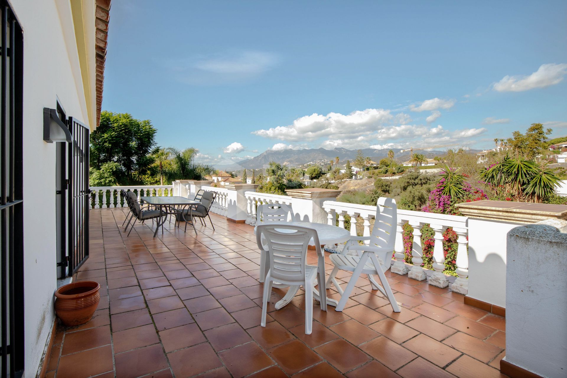 Villa with guest apartment Marbella East