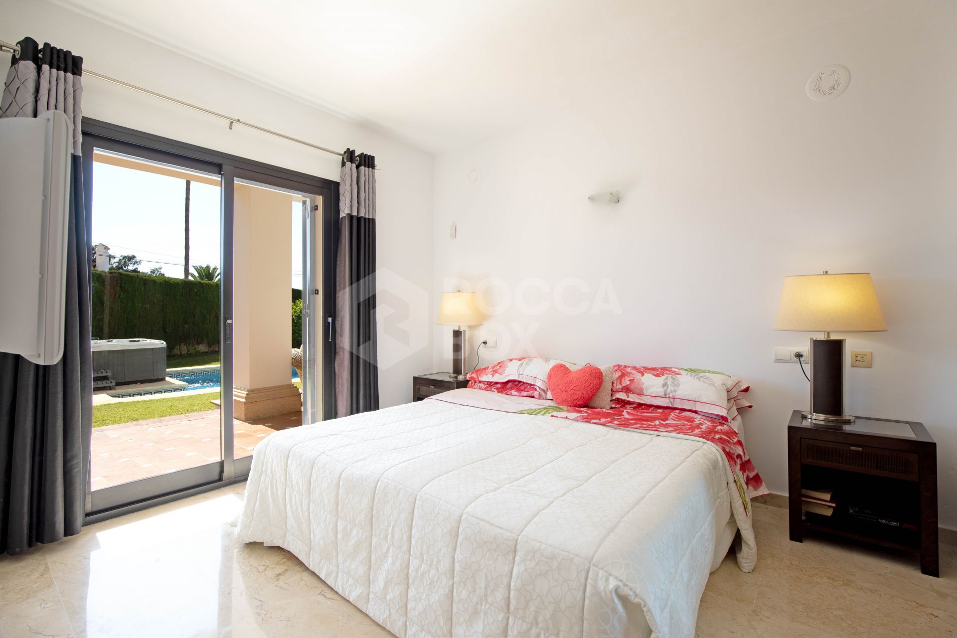 Villa with guest apartment Marbella East