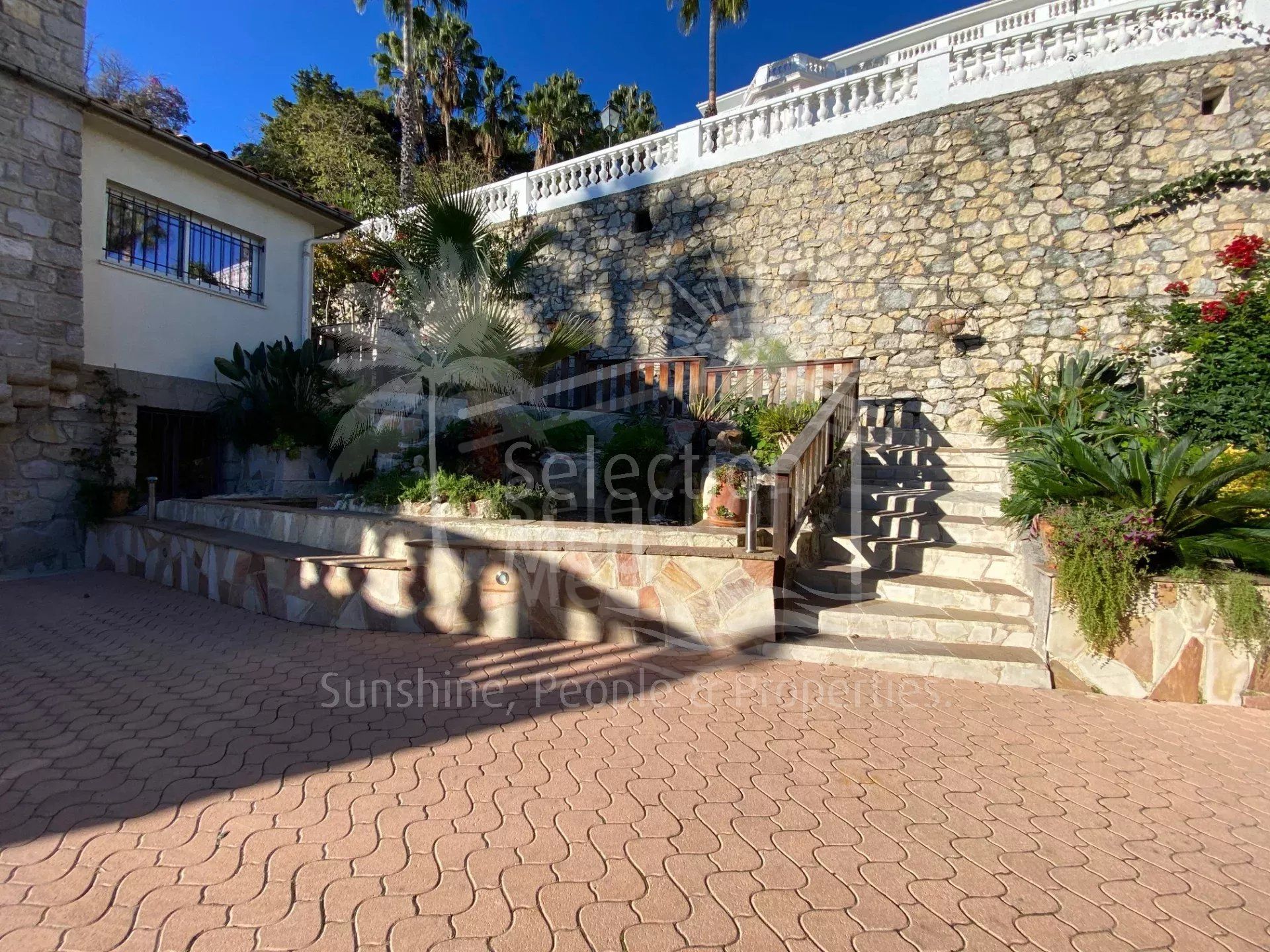 The property spans approximately 224 m² (including 140 m² under Carrez law) ...