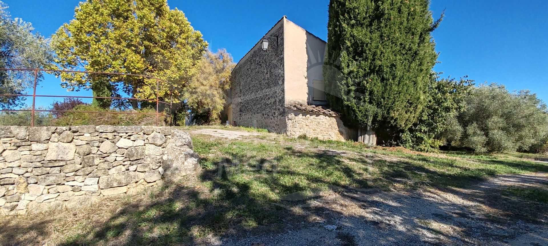Former Coaching Inn with Agricultural Estate in Forcalquier (04300)