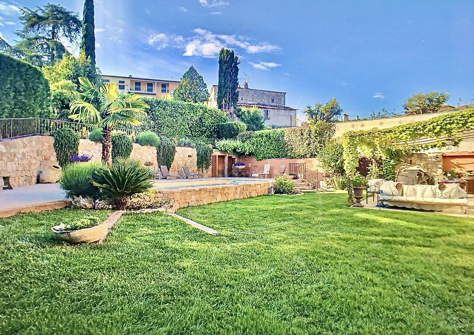VALBONNE village with swimming pool 800m2 divisible into 3 apart