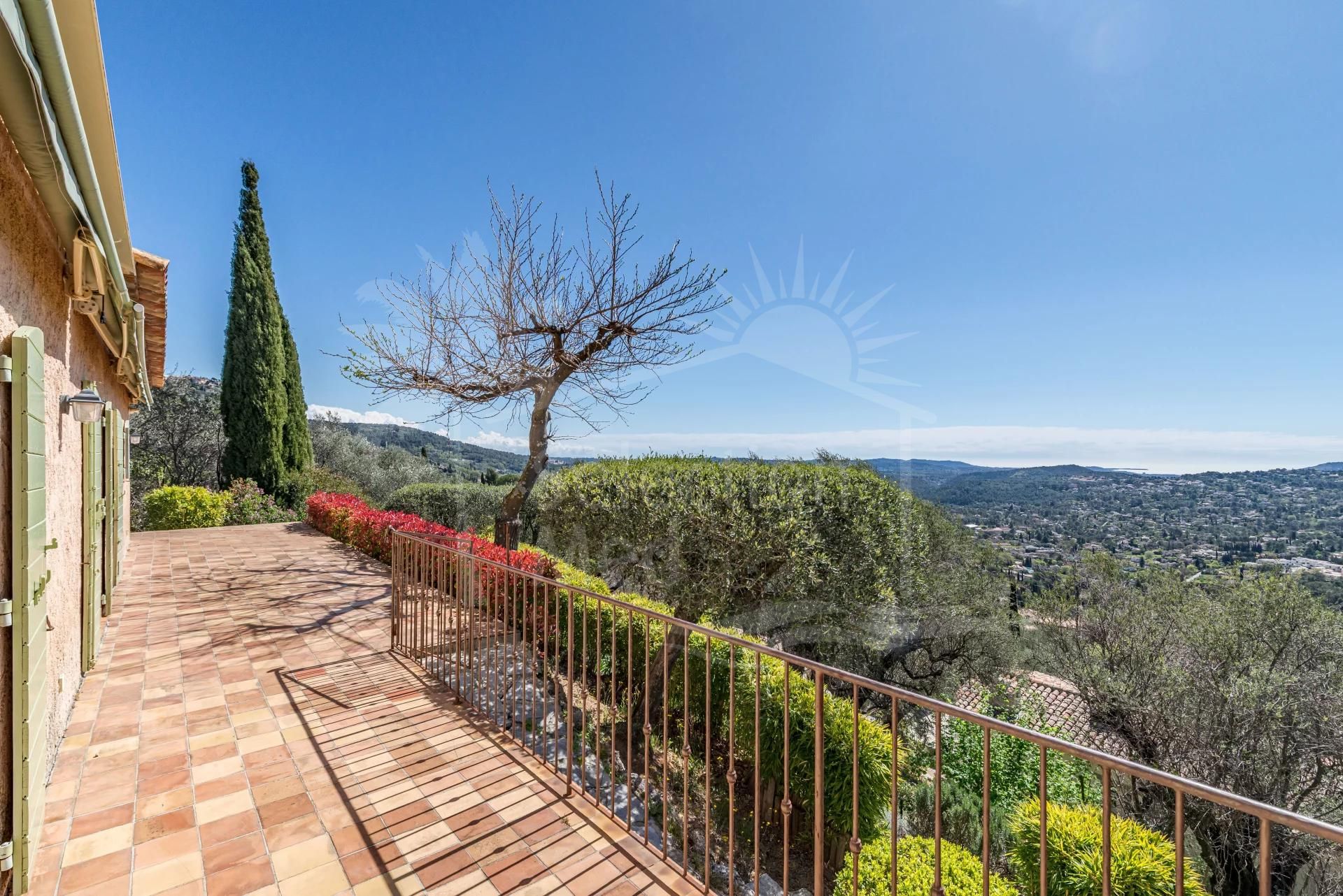 Panoramic views for this provençale villa in Spéracèdes