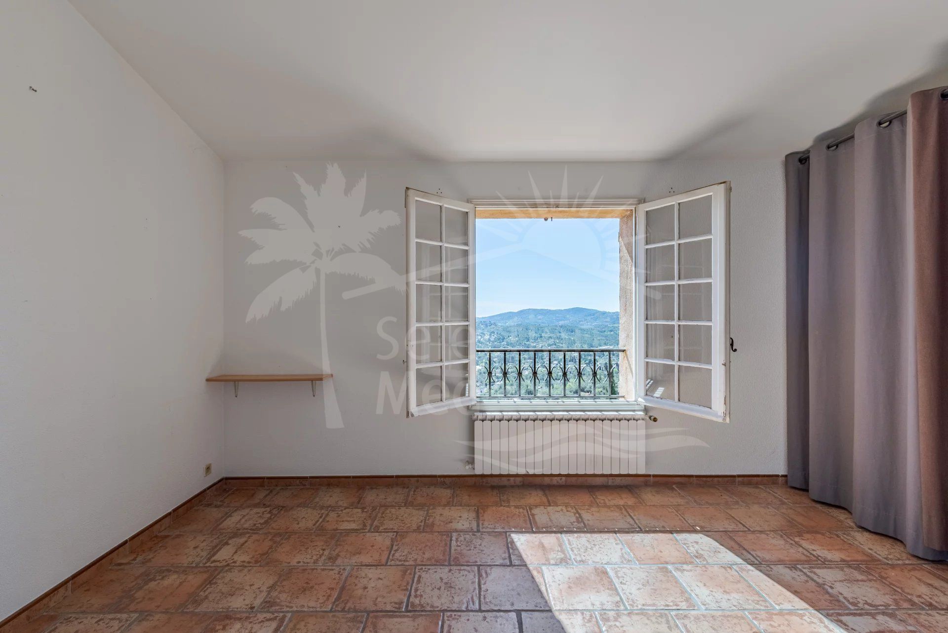 Panoramic views for this provençale villa in Spéracèdes