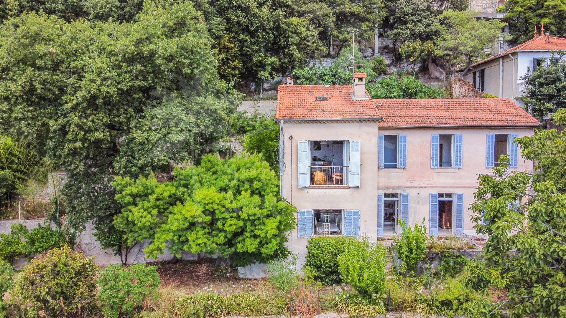 SOLE AGENT: Charming 150 m2 house to be renovated with panoramic