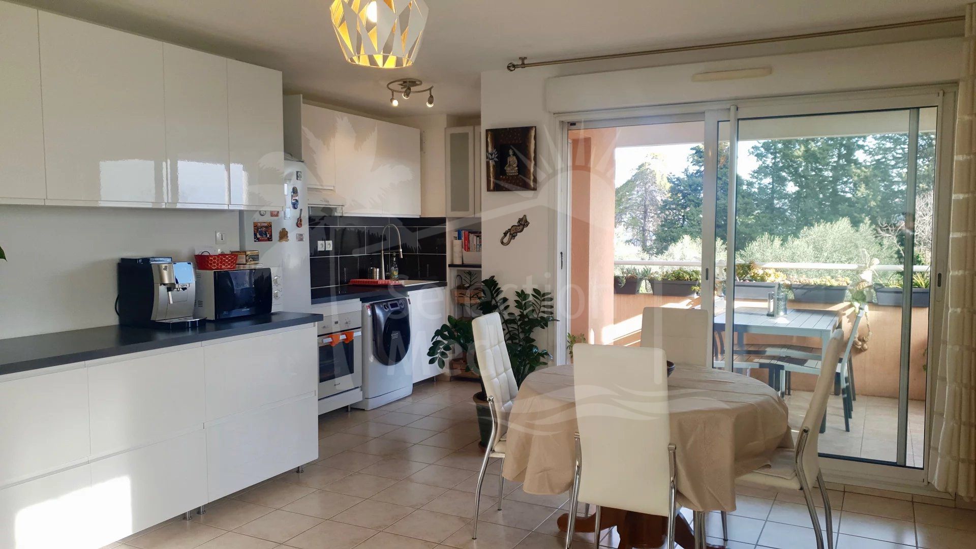 Beautiful 2 bedroom apartment with terrace in a quiet residence