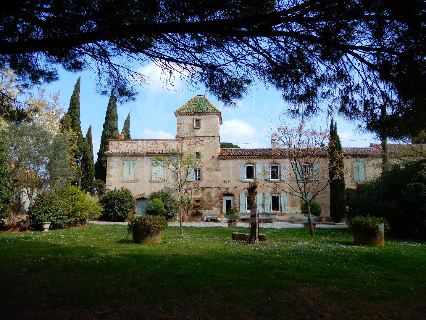 Domaine with 4 houses and lots of outbuildings and land.