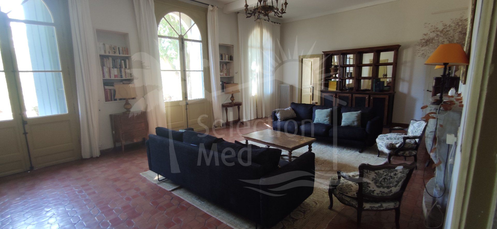 Exceptional mansion with 17 ha park, 500m2 of living space, 350m2 outbuilding, protected area in organic vineyards, close to amenities, 5 km from Béziers, superb view, great deal.