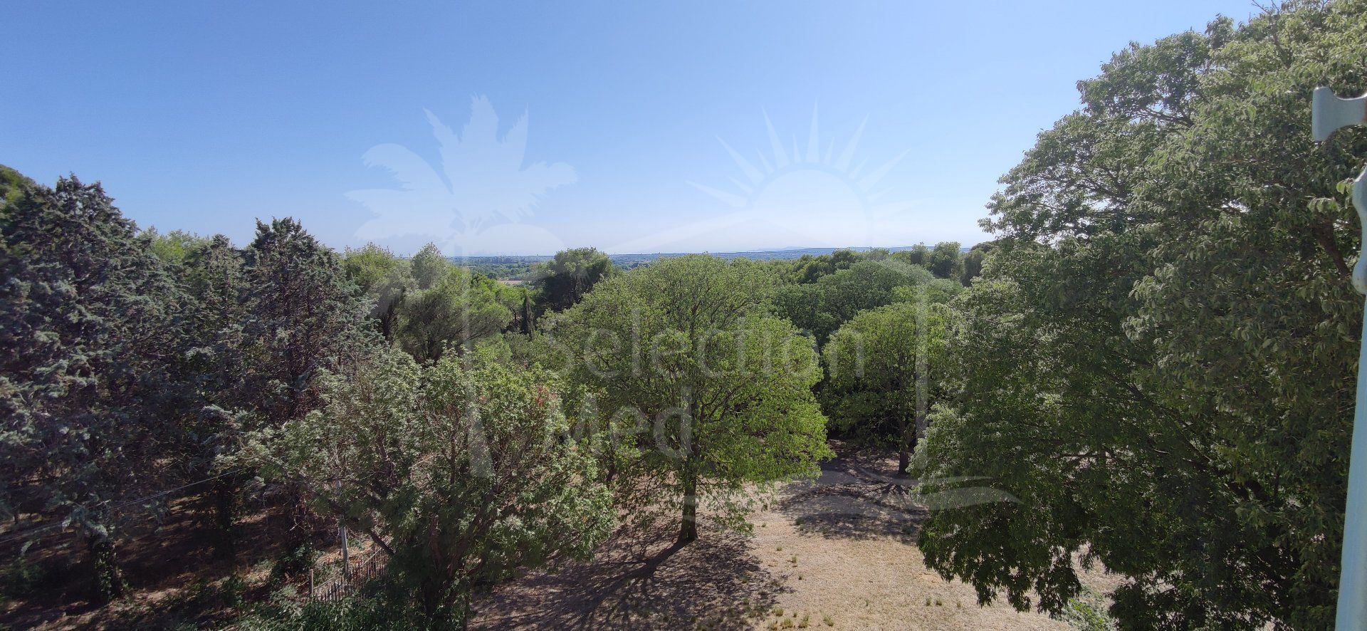 Exceptional mansion with 17 ha park, 500m2 of living space, 350m2 outbuilding, protected area in organic vineyards, close to amenities, 5 km from Béziers, superb view, great deal.