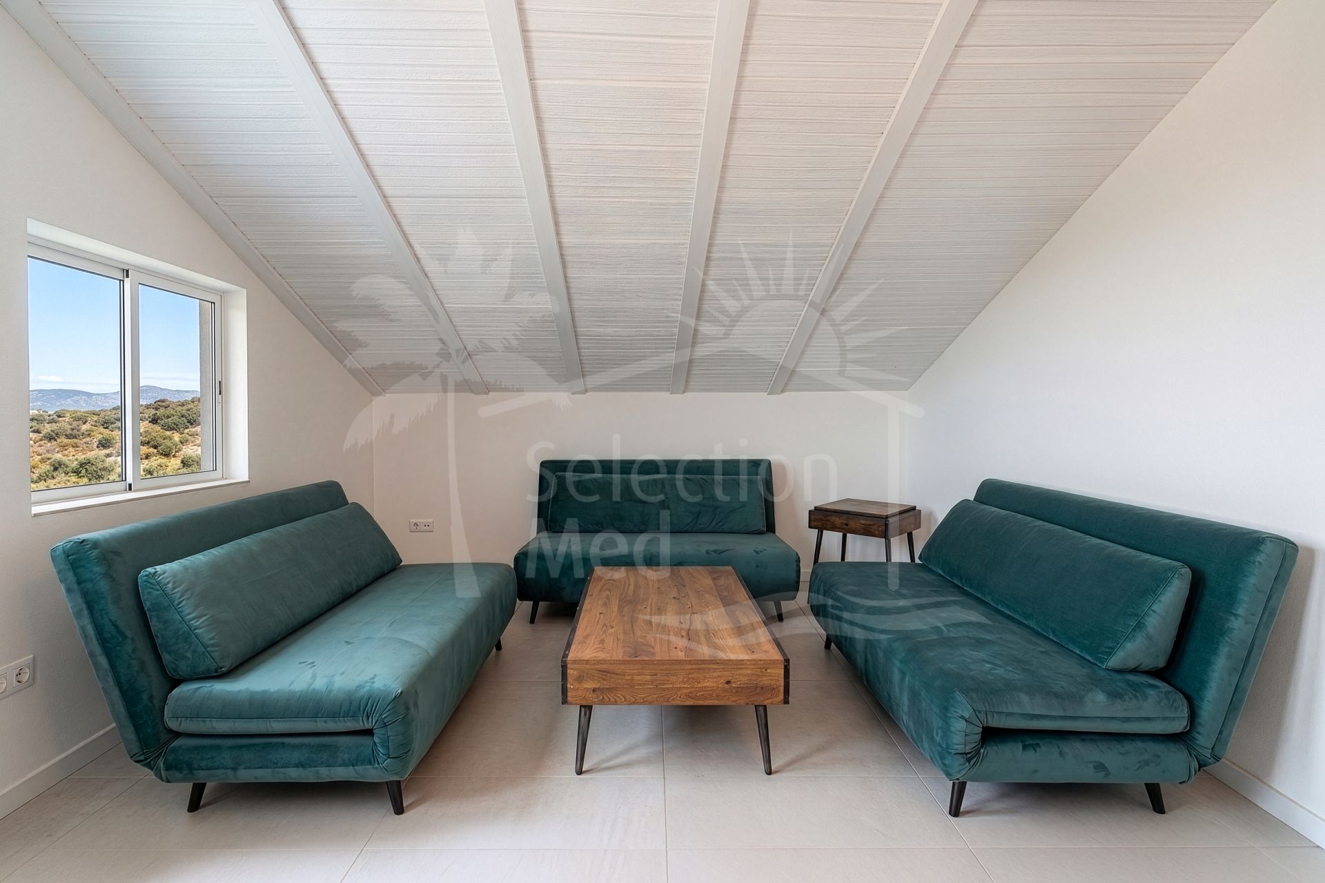 Exclusive estate with main villa, independent apartments, 180 m² warehouse, private pool, and spectacular panoramic views