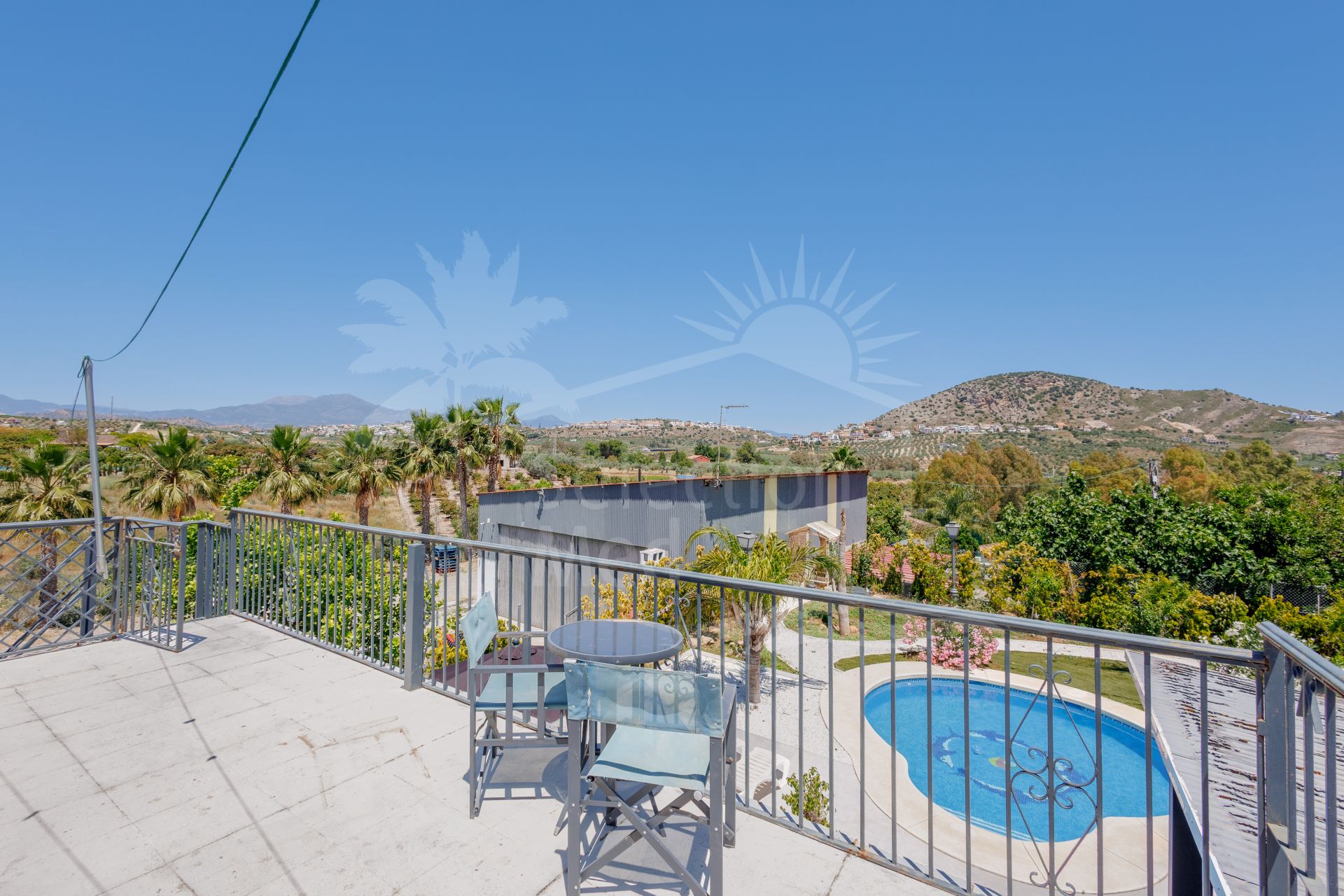 Exclusive estate with main villa, independent apartments, 180 m² warehouse, private pool, and spectacular panoramic views