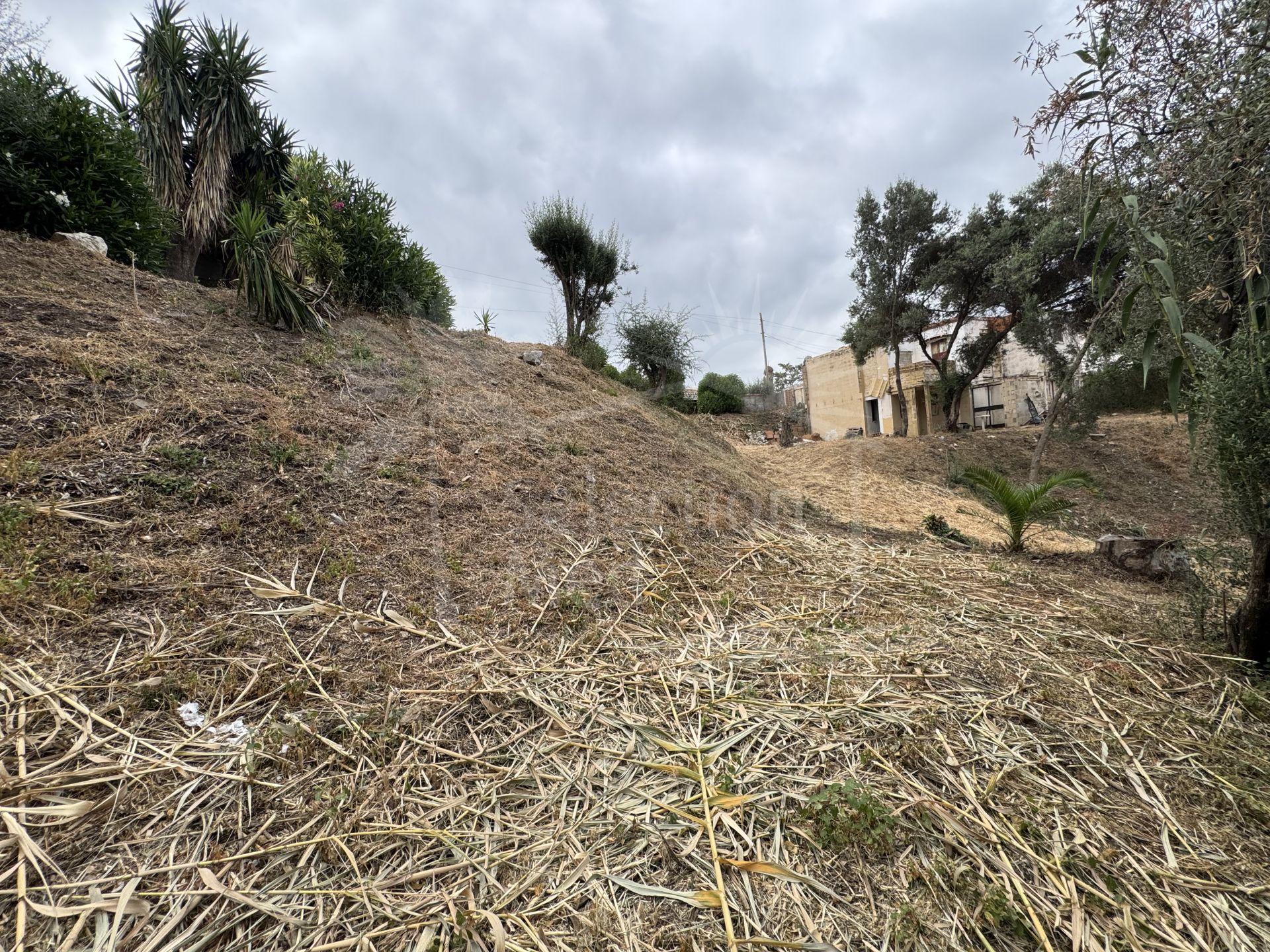 Terrain à flanc de montagne de 1 119 m² à Mijas, avec vue sur la campagne, les montagnes et les jardins, à proximité des transports et des restaurants.