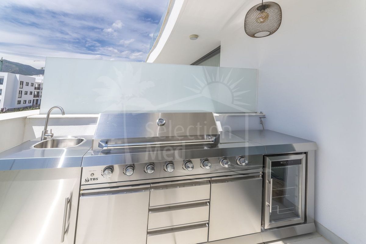 Impresionante apartamento orientado al oeste con amplia terraza y vistas parciales al mar – Higuerón West