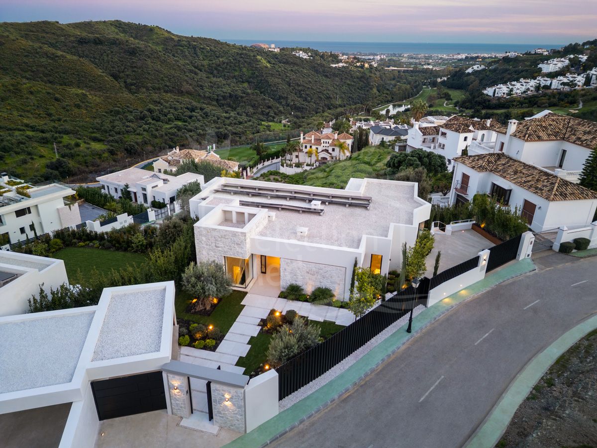 Espectacular villa de lujo de 6 dormitorios con piscina infinita y vistas panorámicas al mar en Benahavís