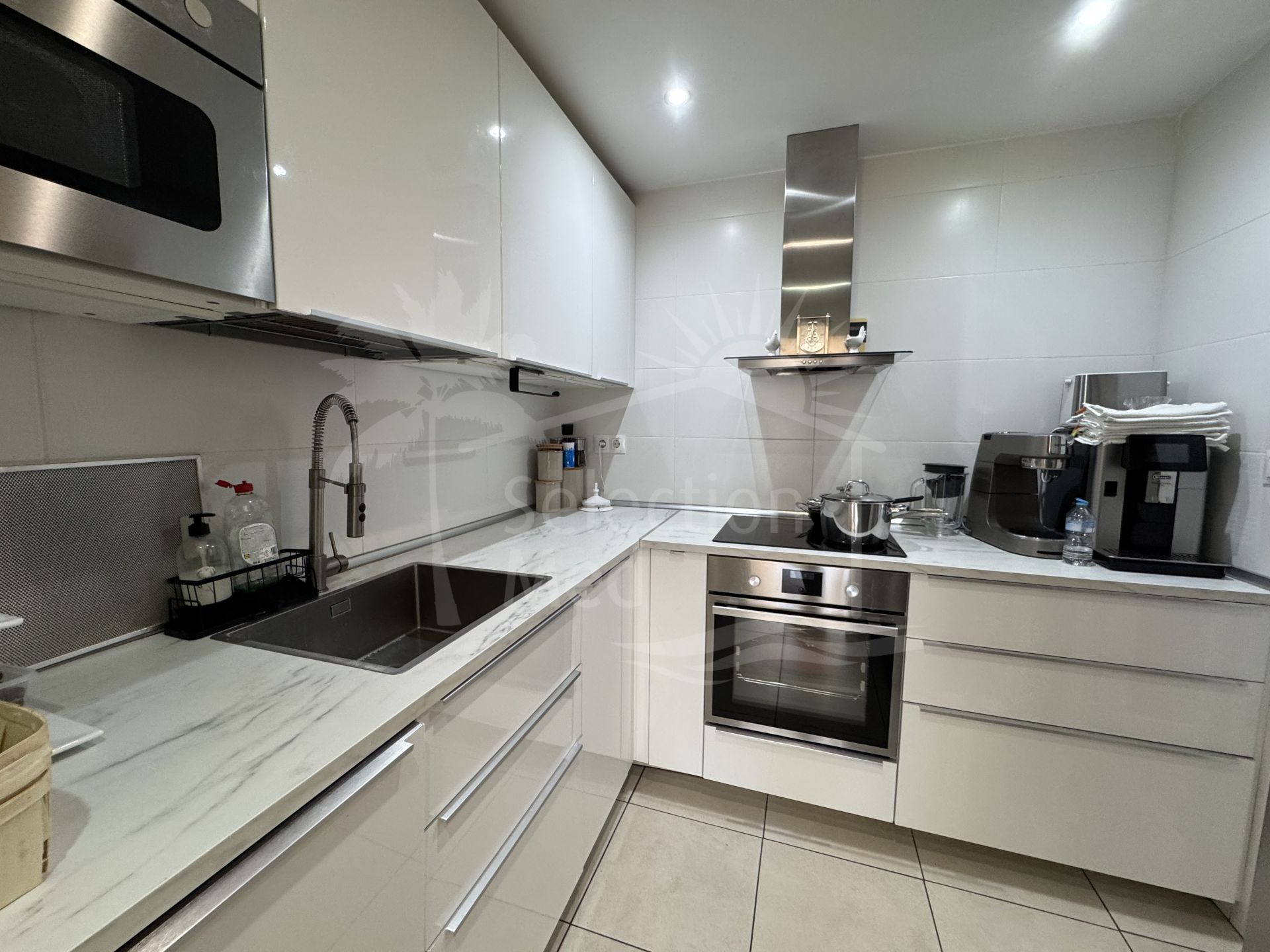 Apartamento moderno de 3 dormitorios en Nueva Andalucía con piscina en la azotea