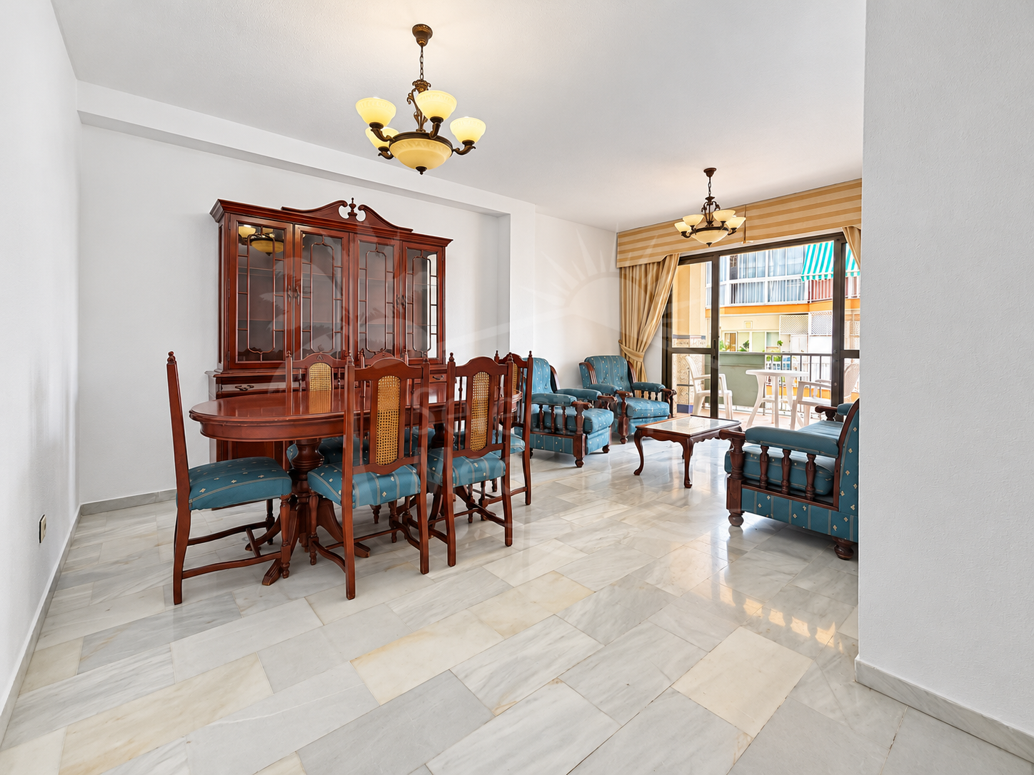 Apartamento de 3 dormitorios con piscina, jardines, estacionamiento y almacenamiento en Fuengirola