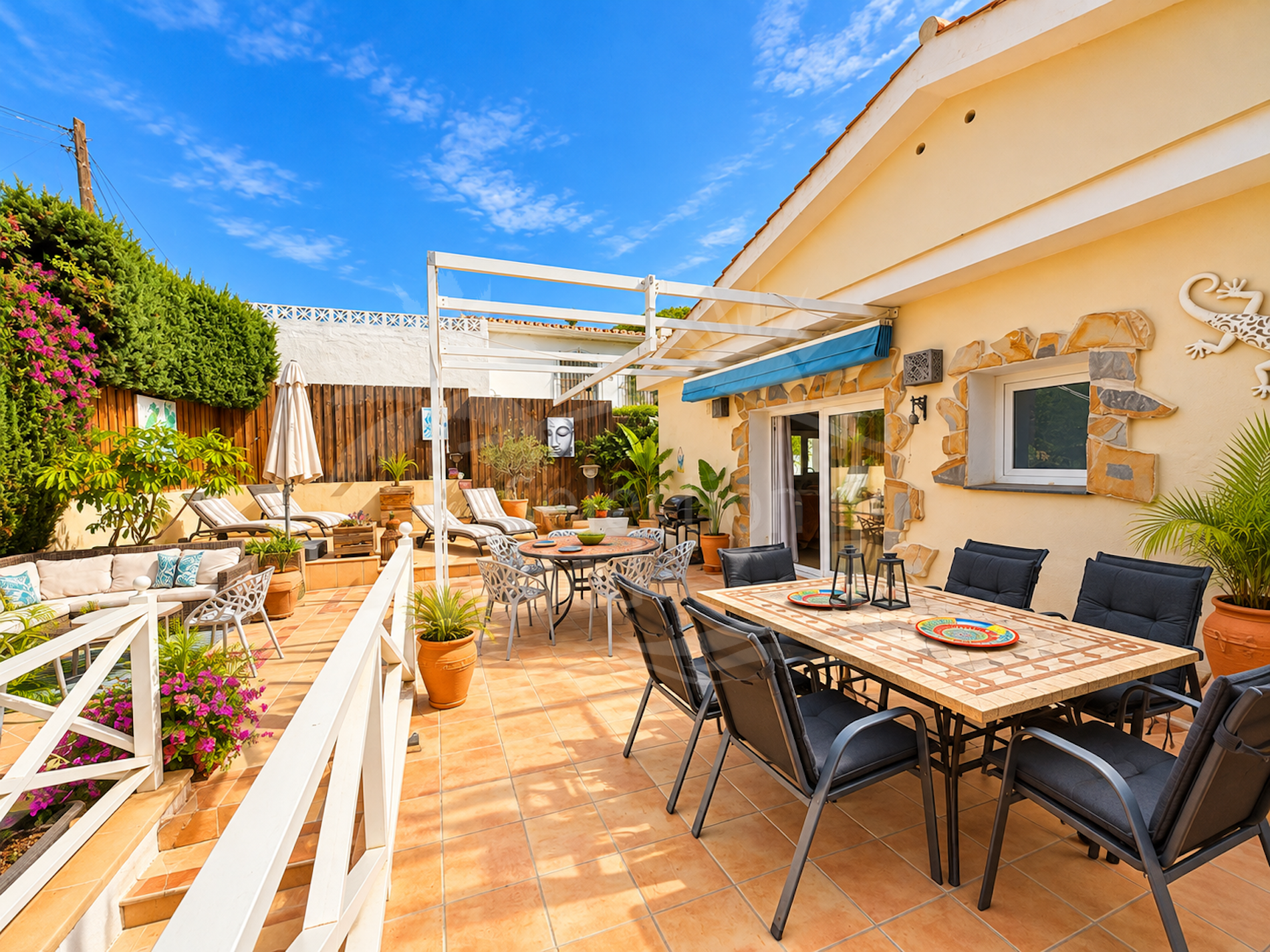 Rare Opportunity – Spacious 7-Bedroom Villa Just 500m from the Beach | Private Pool & Panoramic Sea Views – Mijas Costa