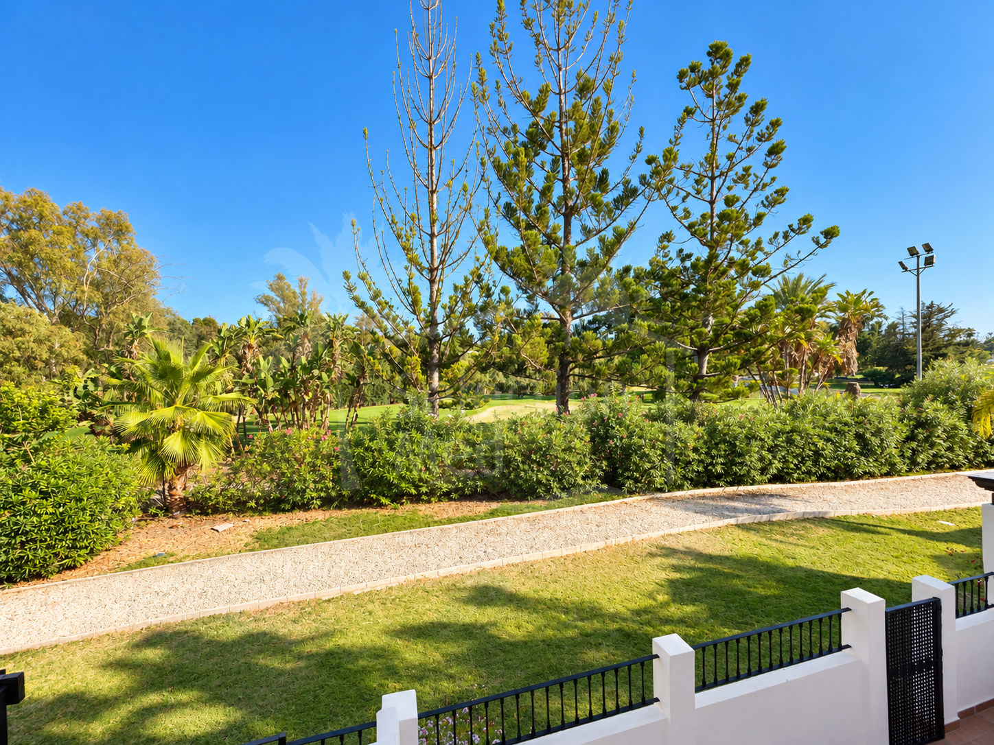 Situé dans le quartier recherché de Los Naranjos de Marbella, cette maison de ville lumineuse et spacieuse de 3 chambres se distingue par ses généreux espaces extérieurs et ses belles vues dégagées sur la luxuriante,le golf à proximité de La Concha.
