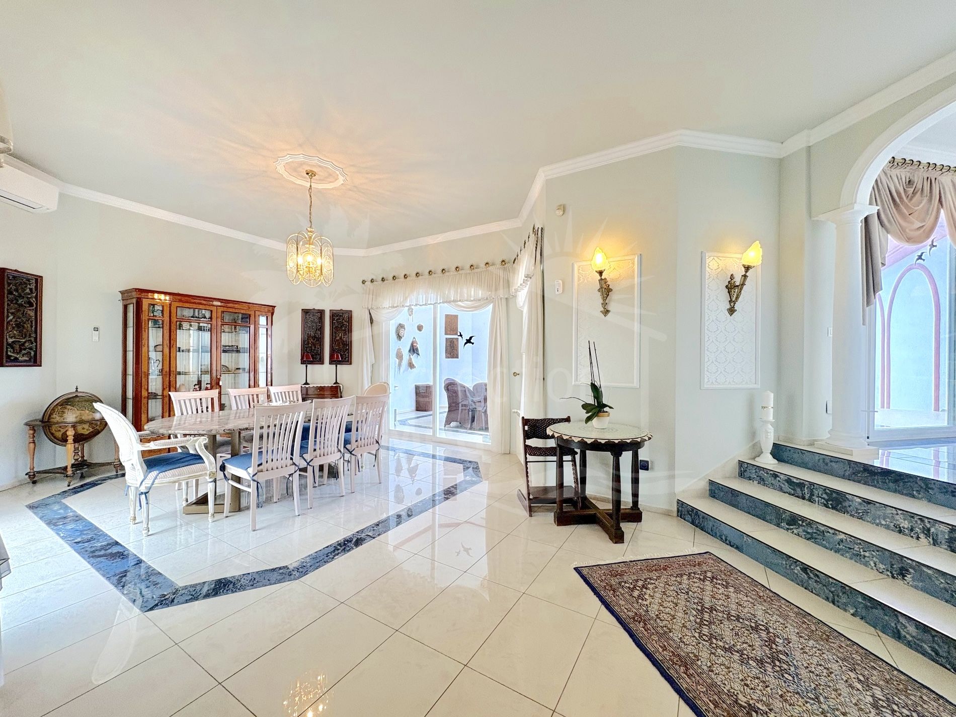Mansión mediterránea exclusiva con vistas panorámicas al mar en Hacienda Las Chapas, Marbella Este