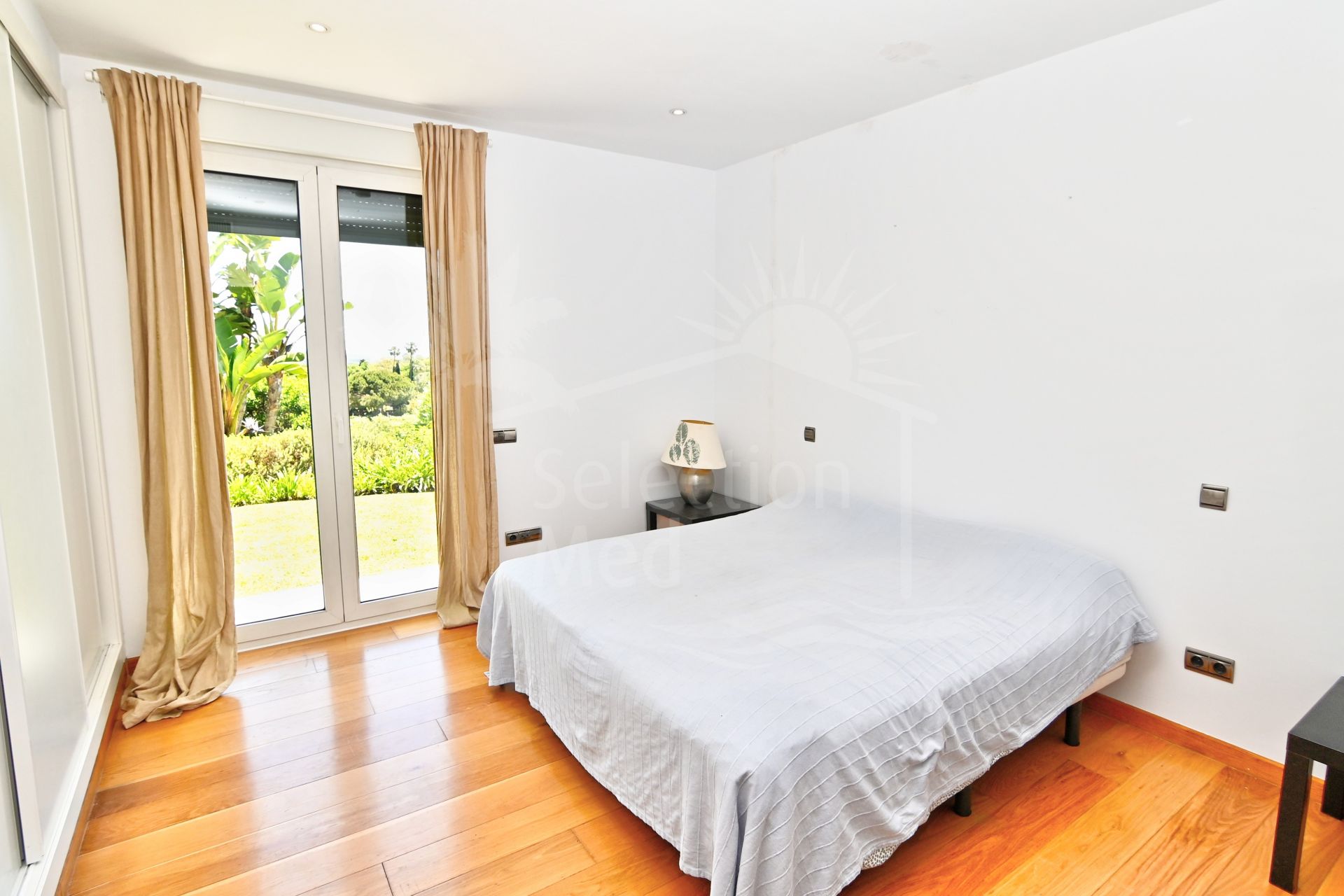 FOR SALE: Impresionante Villa recientemente renovada de 5 dormitorios, con vistas al mar en el corazón de Sotogrande Alto