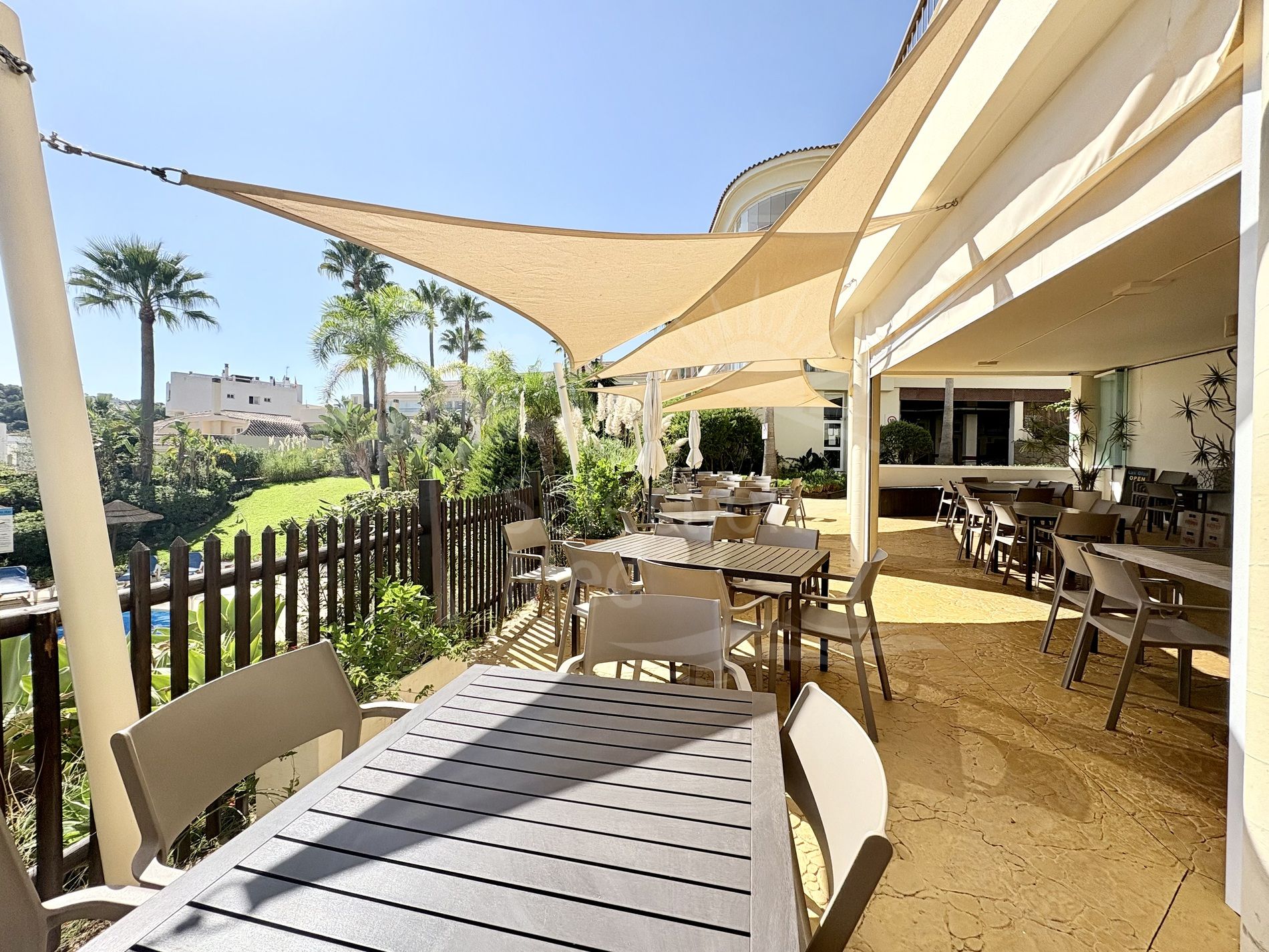 Spacious and Bright Apartment in Exclusive Community with Sea Views