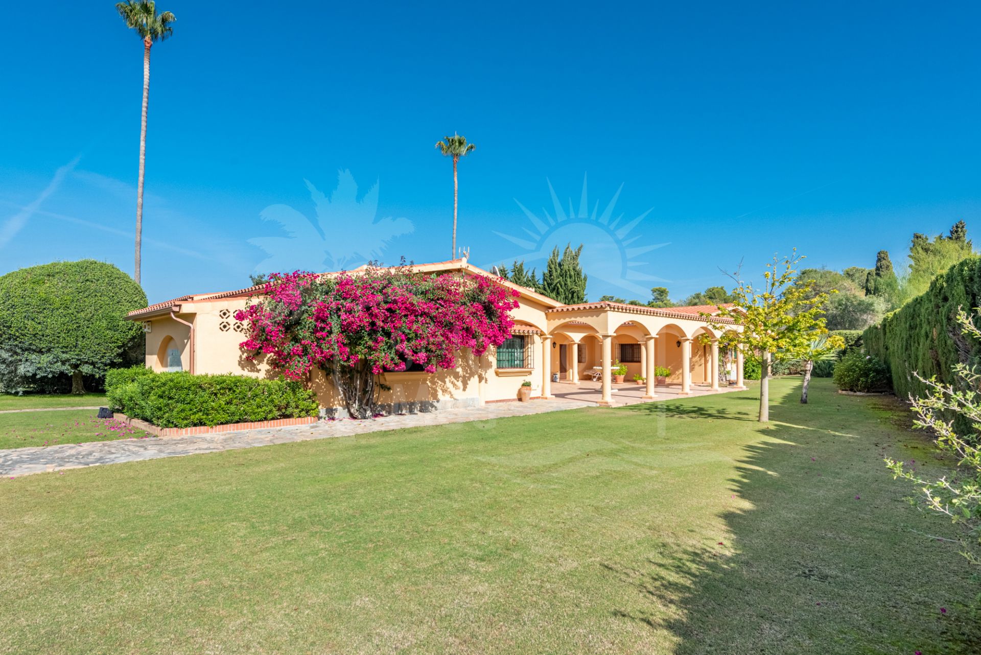 Stunning Andalusian Style Villa on Elevated Plot in Sotogrande Costa.