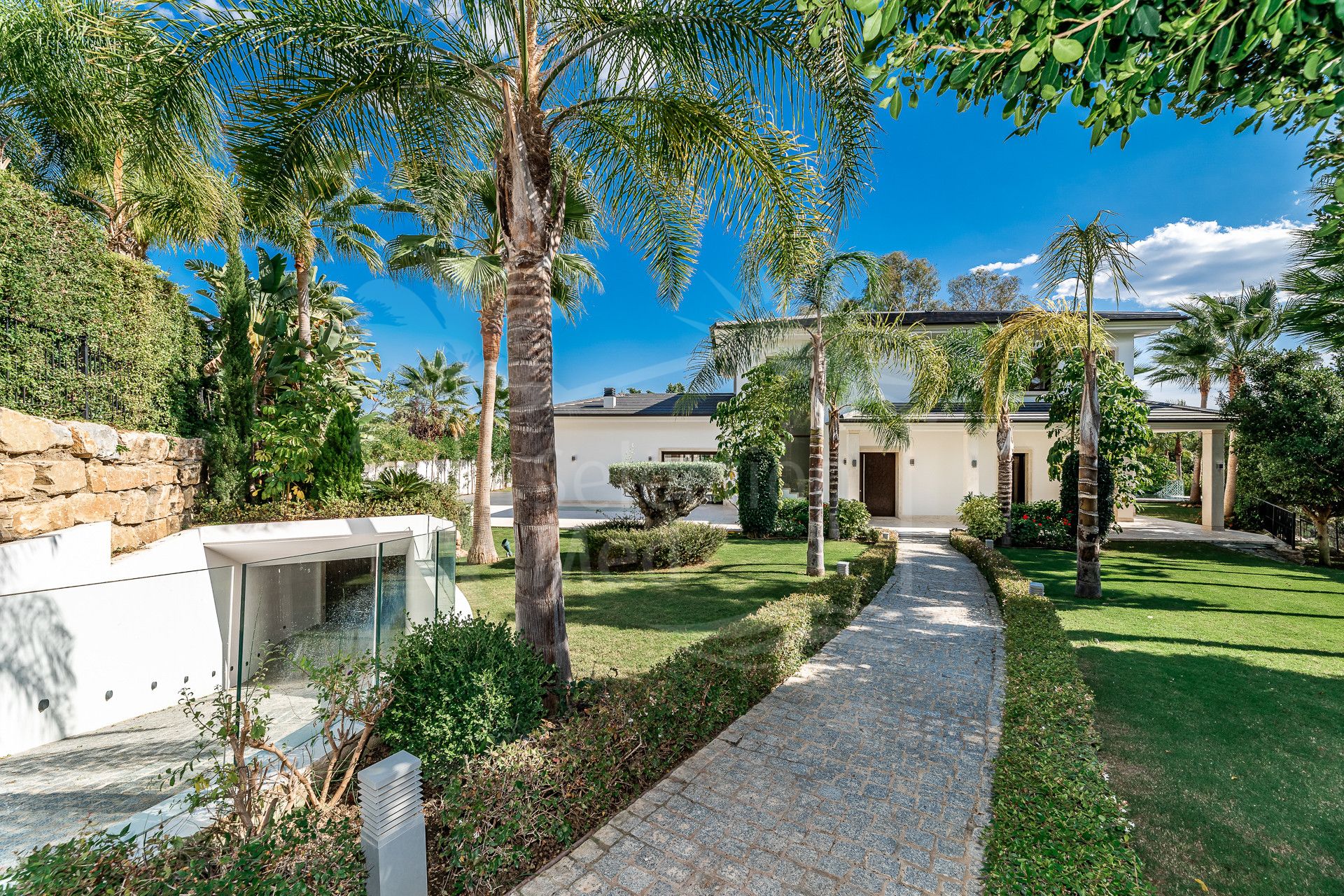 Luxurious Villa in Nueva Andalucia with Stunning Views