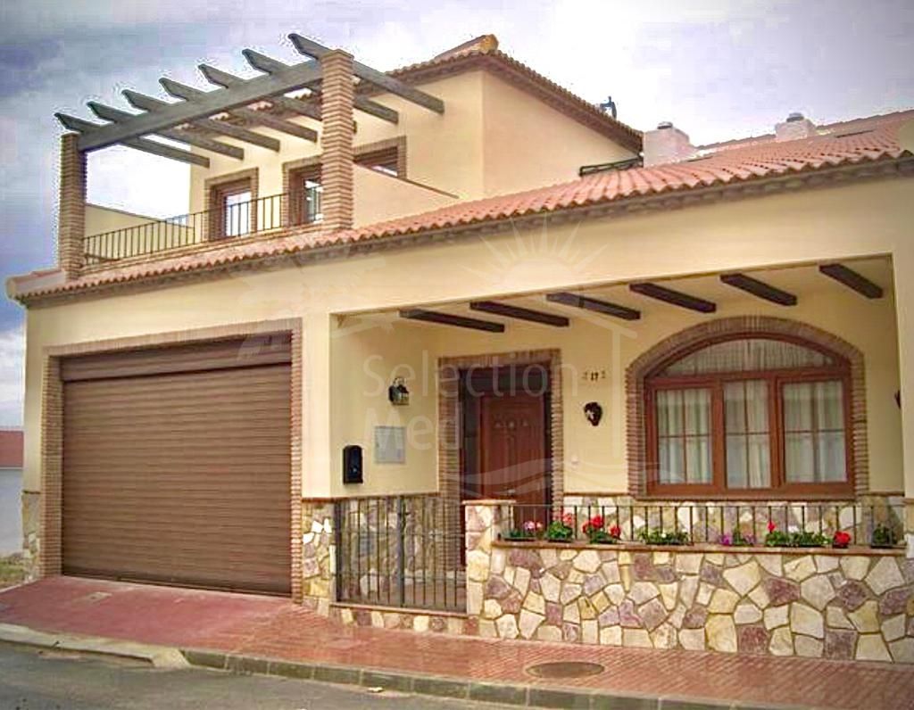 Belle maison de ville avec grande terrasse à Humilladero