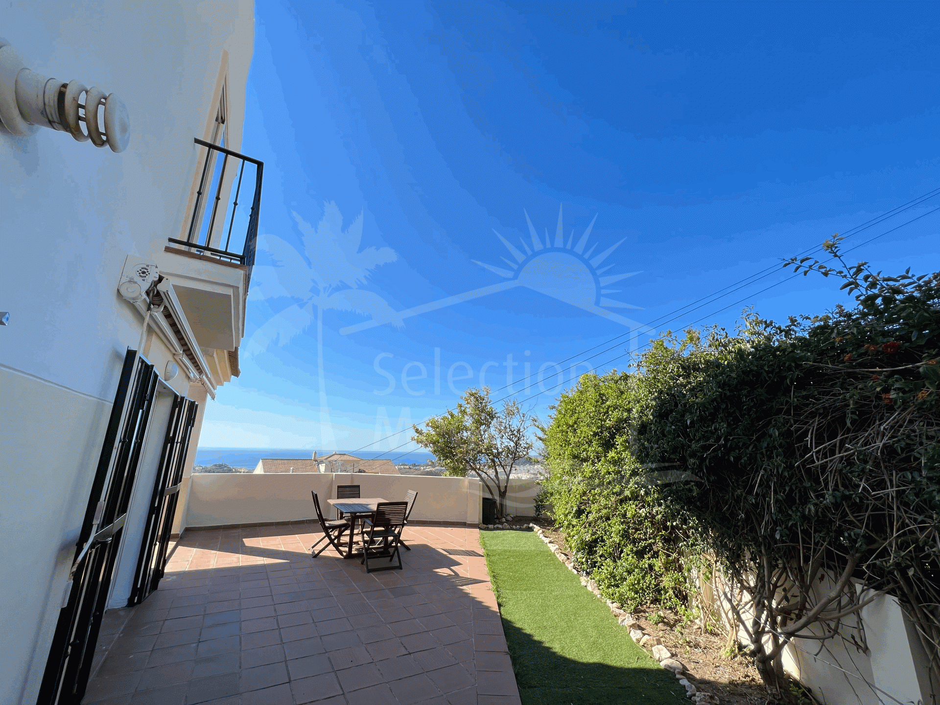 Great opportunity for families to buy own house in Benalmadena with incredible sea-view and spacious private garage