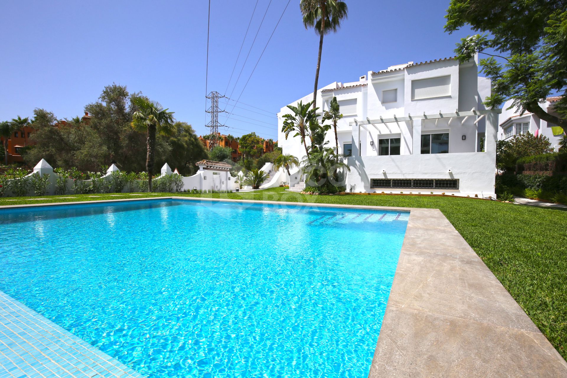 5 Bedroom Fully Refurbished Townhouse - Nueva Andalucía