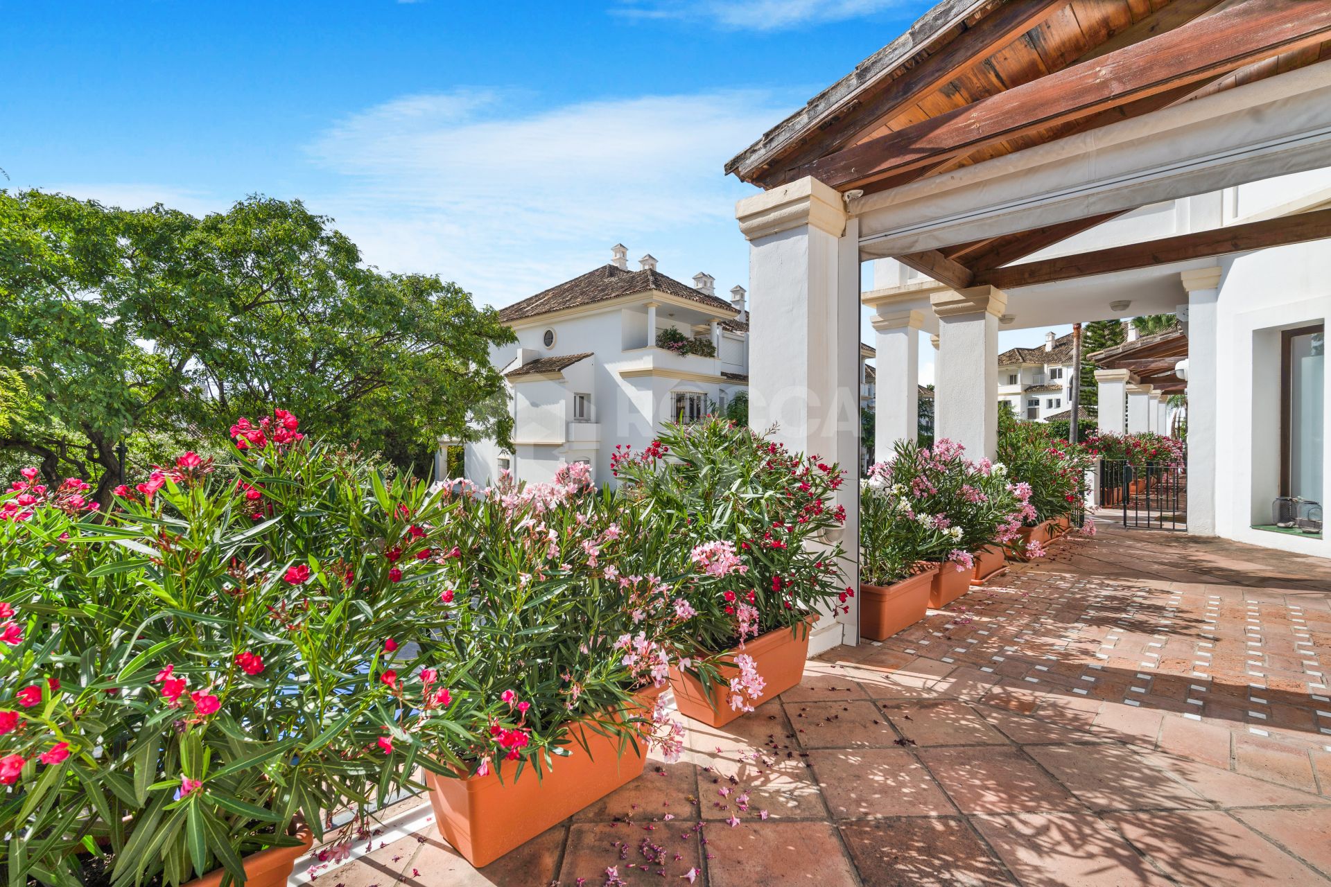 Exclusive three bedroom elevated ground floor apartment in the pretigious gated community, Monte Paraíso, on Marbella’s Golden Mile