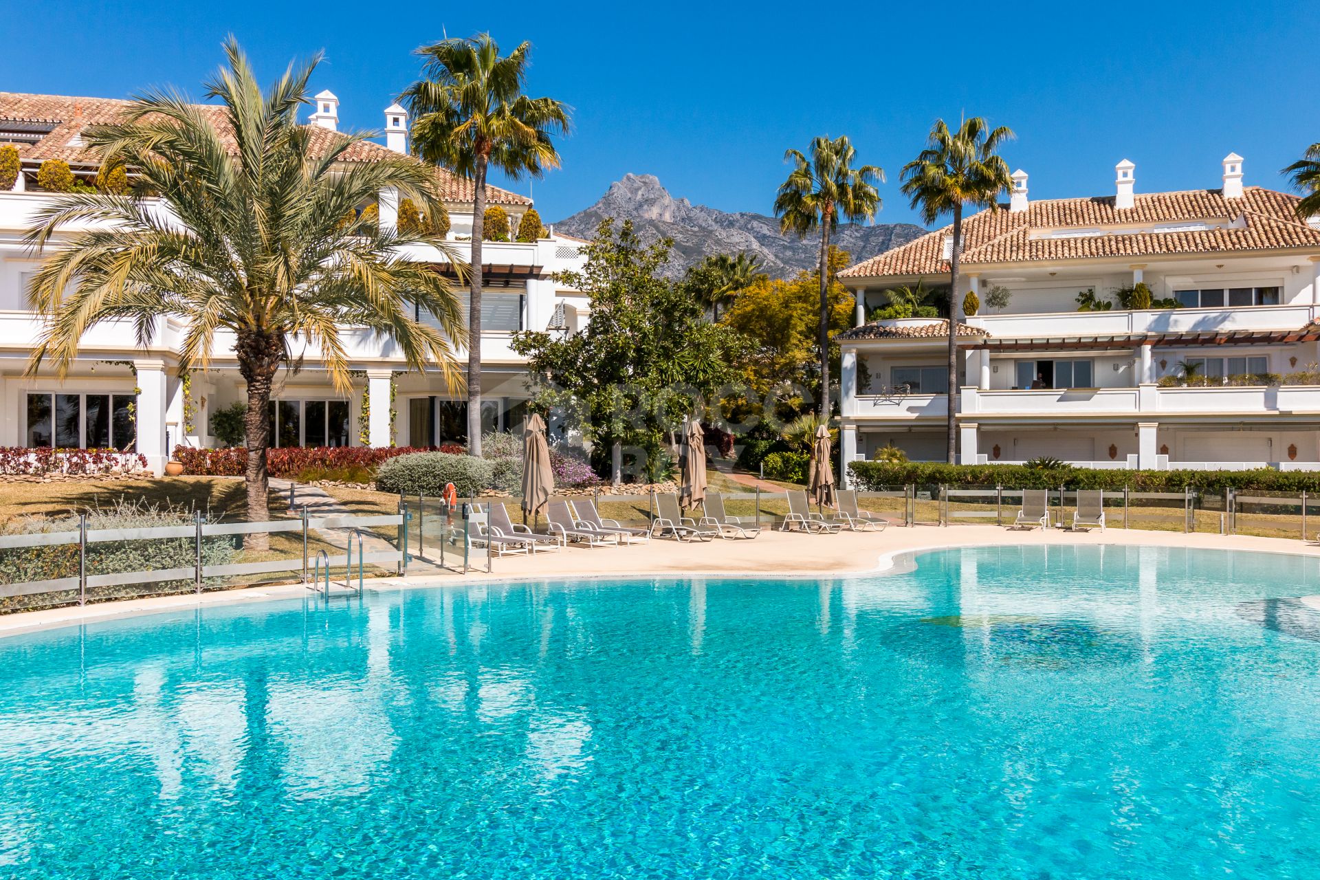 Exclusive three bedroom elevated ground floor apartment in the pretigious gated community, Monte Paraíso, on Marbella’s Golden Mile