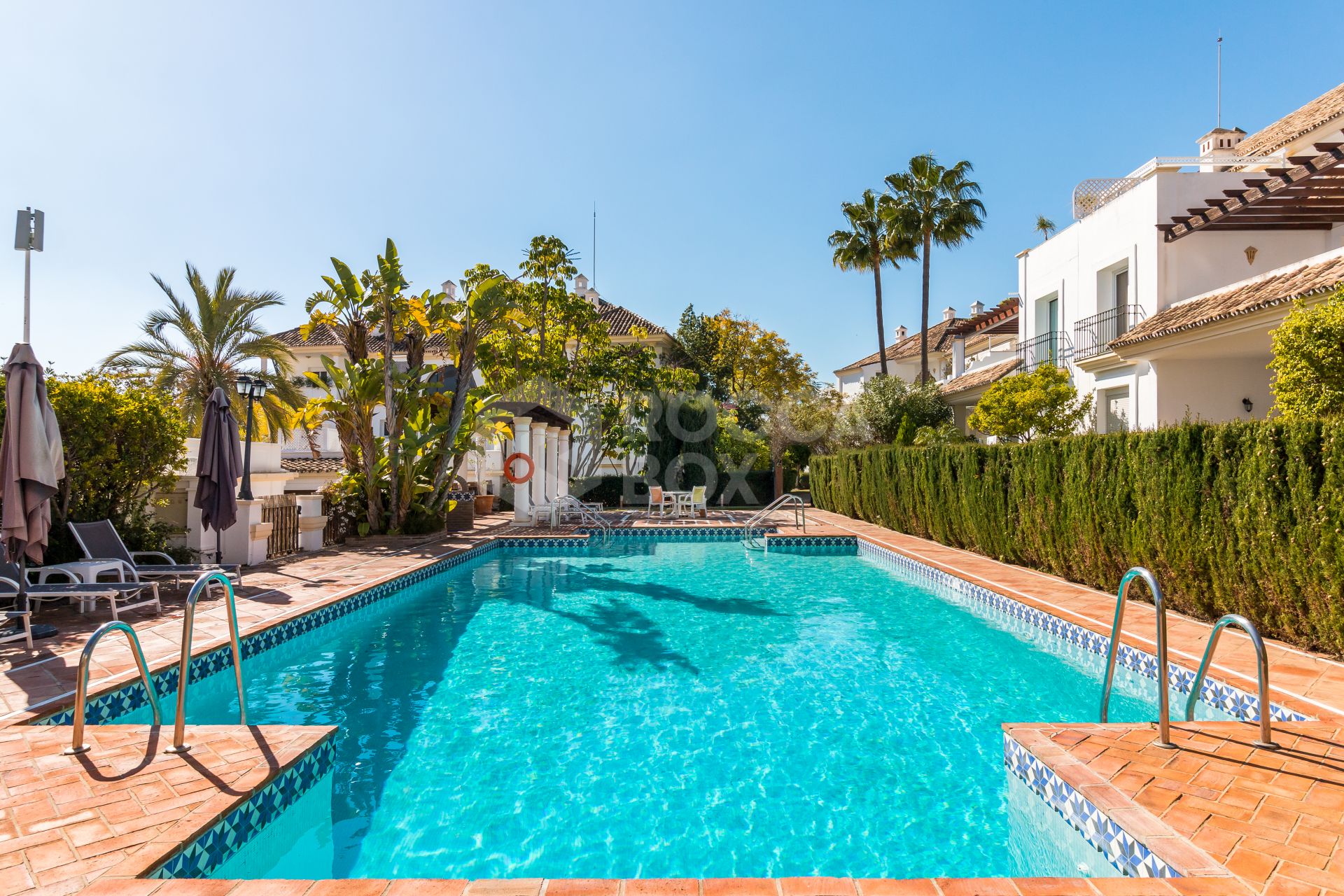 Exclusive three bedroom elevated ground floor apartment in the pretigious gated community, Monte Paraíso, on Marbella’s Golden Mile