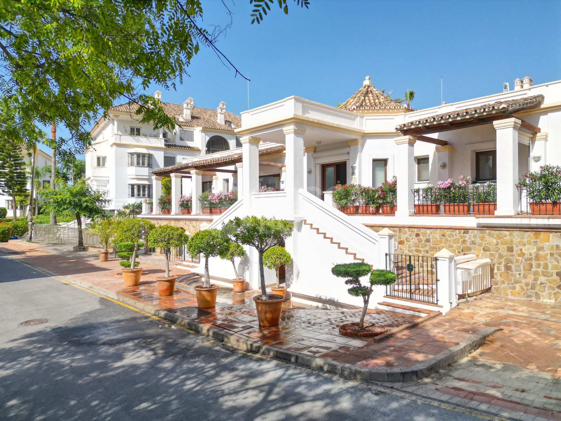 Exclusive three bedroom elevated ground floor apartment in the pretigious gated community, Monte Paraíso, on Marbella’s Golden Mile