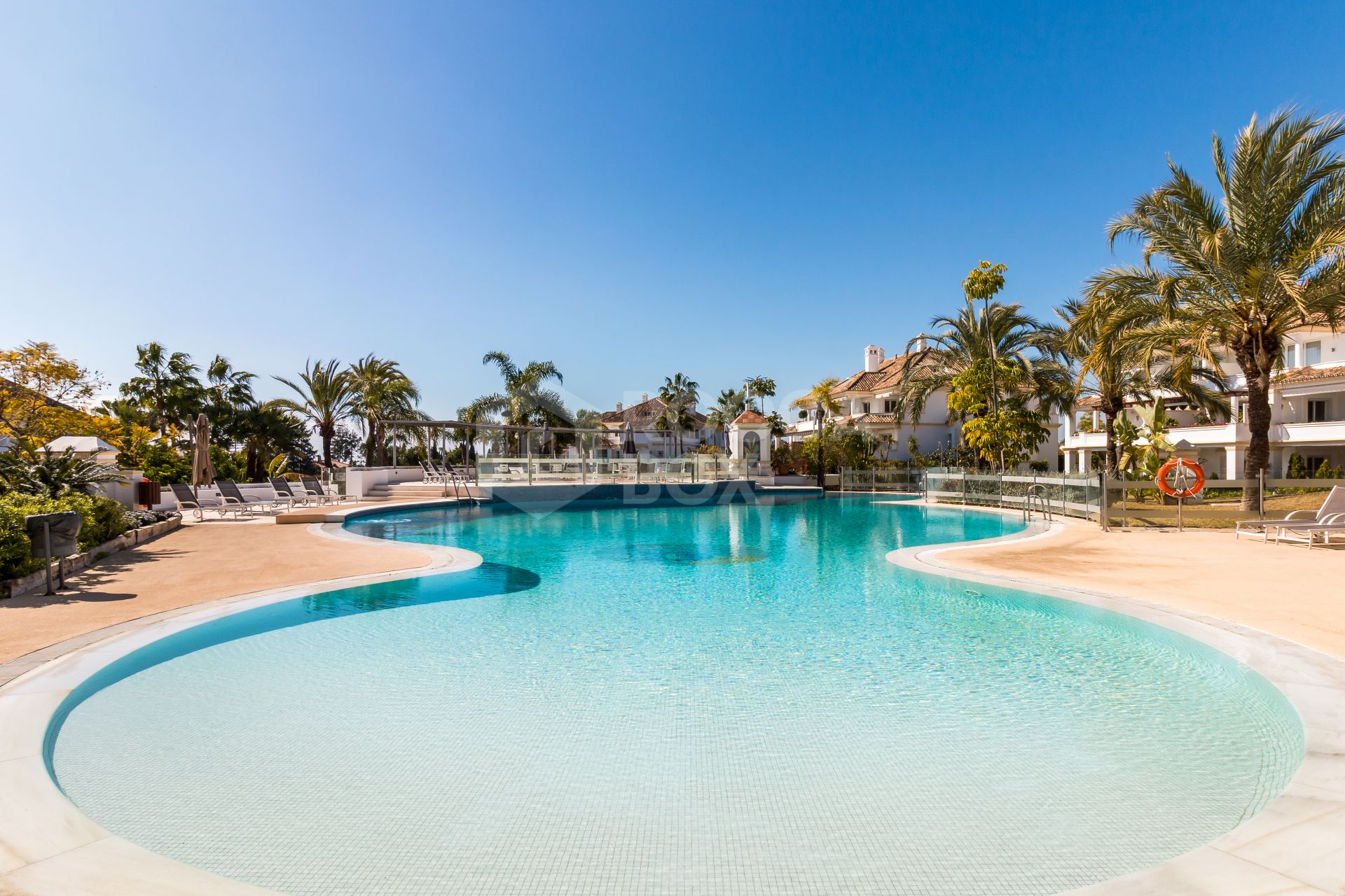 Exclusive three bedroom elevated ground floor apartment in the pretigious gated community, Monte Paraíso, on Marbella’s Golden Mile