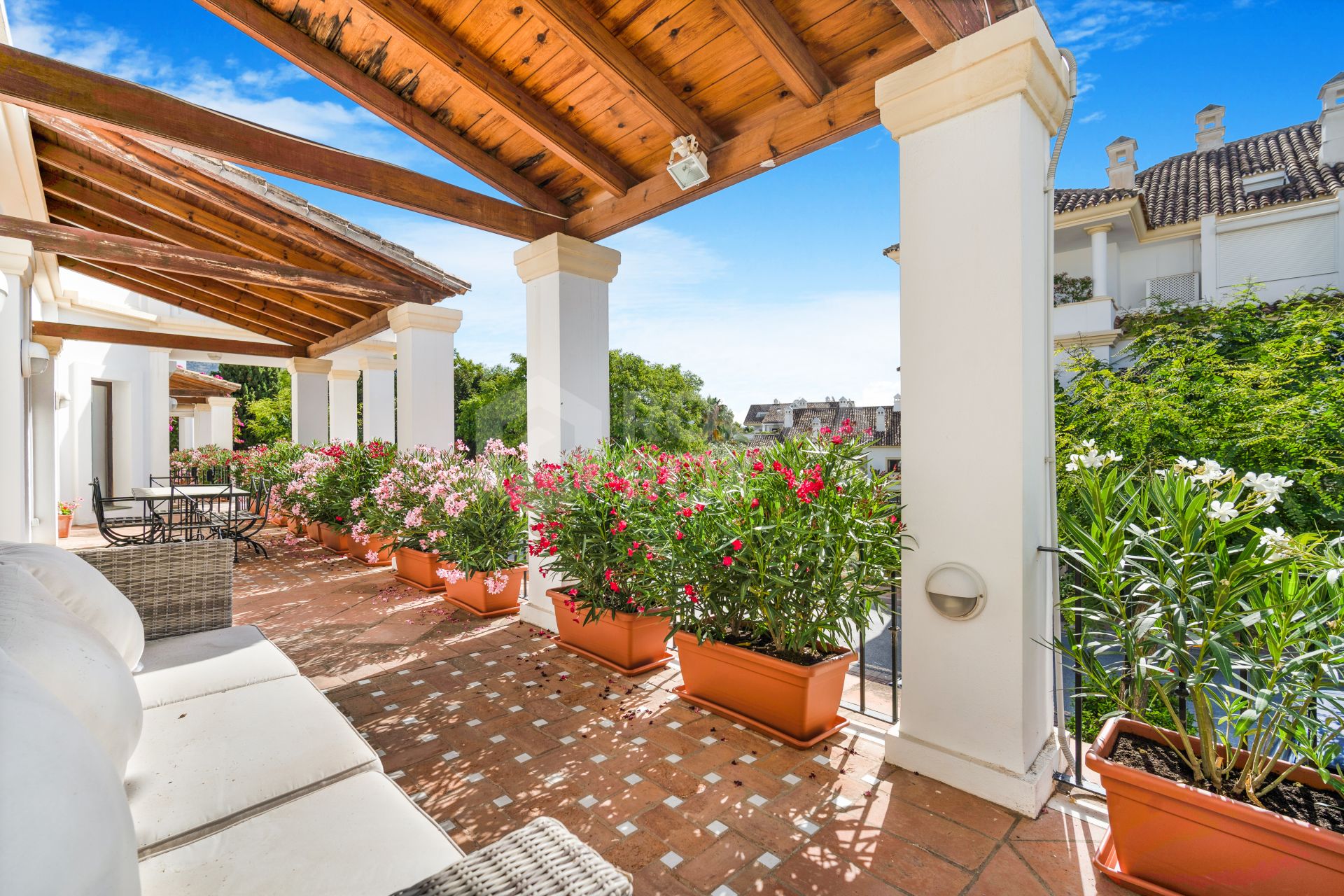 Exclusive three bedroom elevated ground floor apartment in the pretigious gated community, Monte Paraíso, on Marbella’s Golden Mile