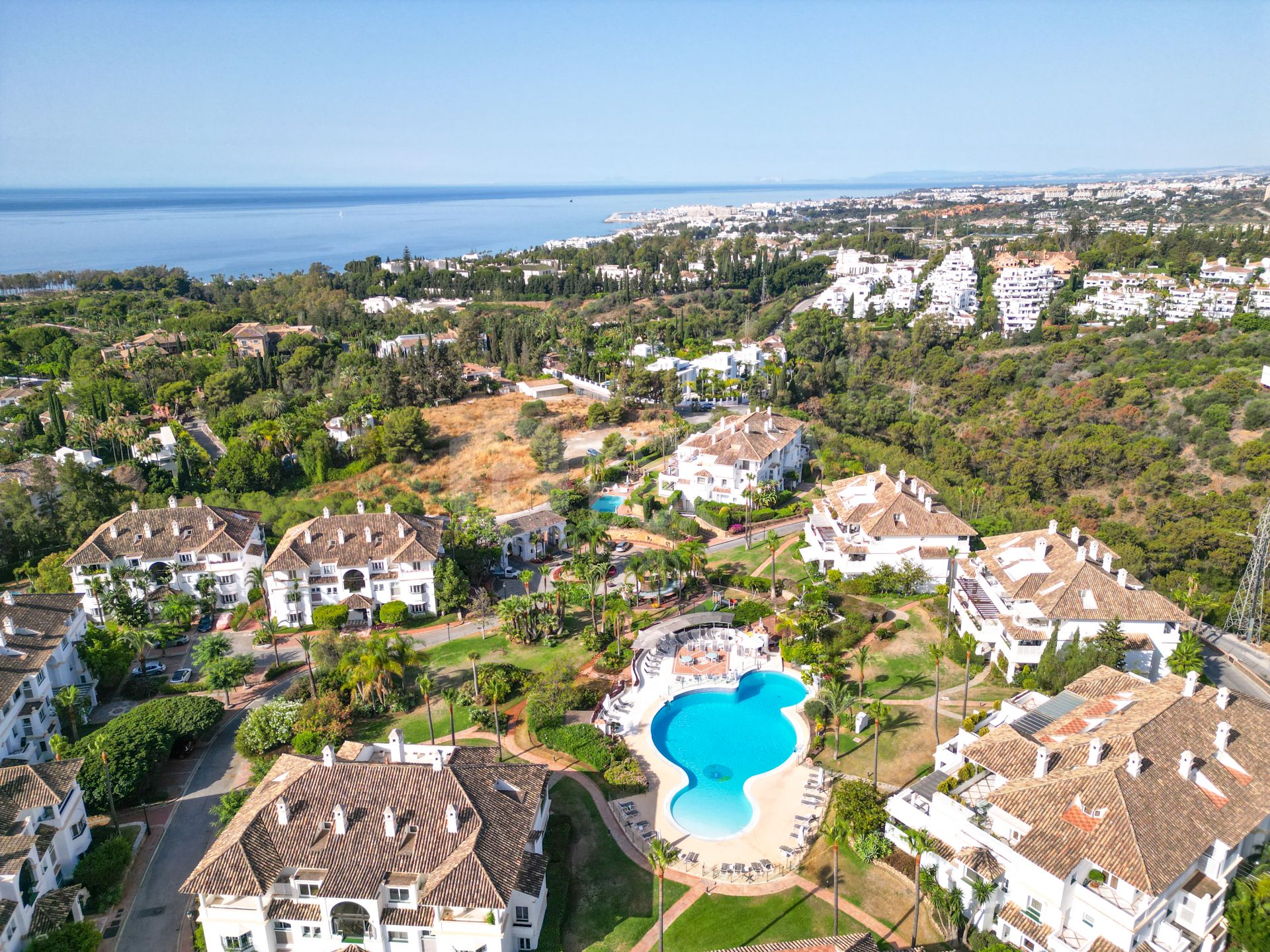 Exclusive three bedroom elevated ground floor apartment in the pretigious gated community, Monte Paraíso, on Marbella’s Golden Mile