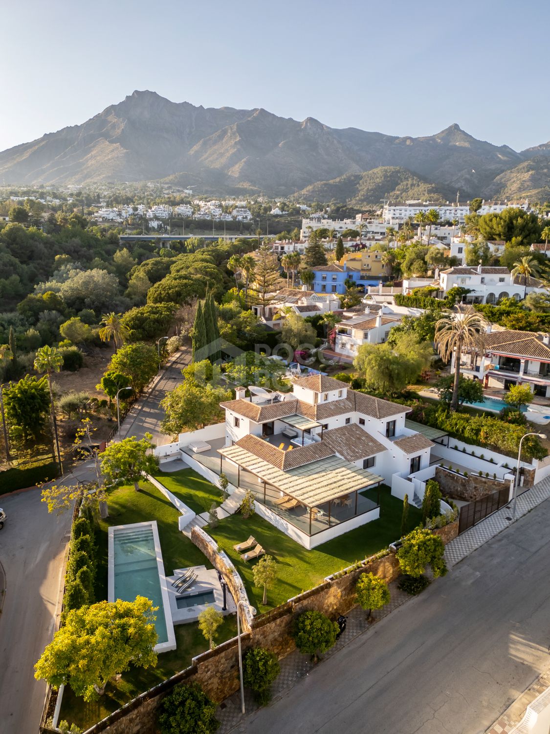 Spectacular fully renovated five bedroom villa located in La Merced, bordering Marbella's Golden Mile