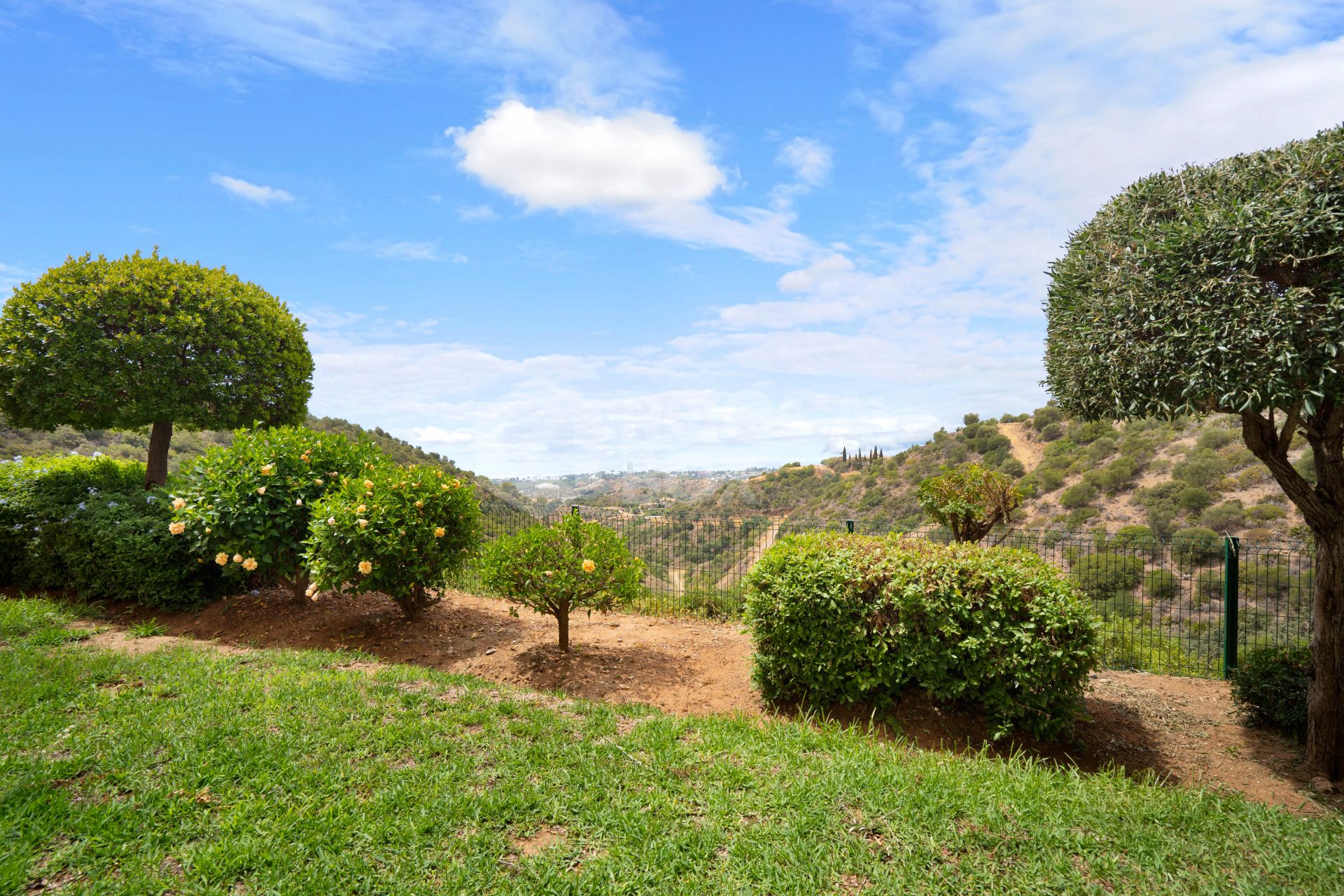 Lovely south facing, two bedroom ground floor apartment located in Altos de los Monteros