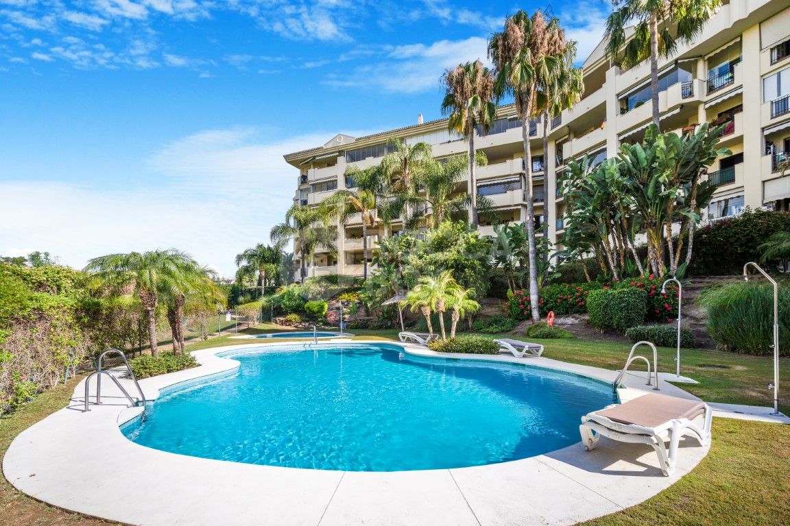 Spacious two bedroom, south west facing apartment in the gated community of Guadalcantara Golf in Guadalmina Alta