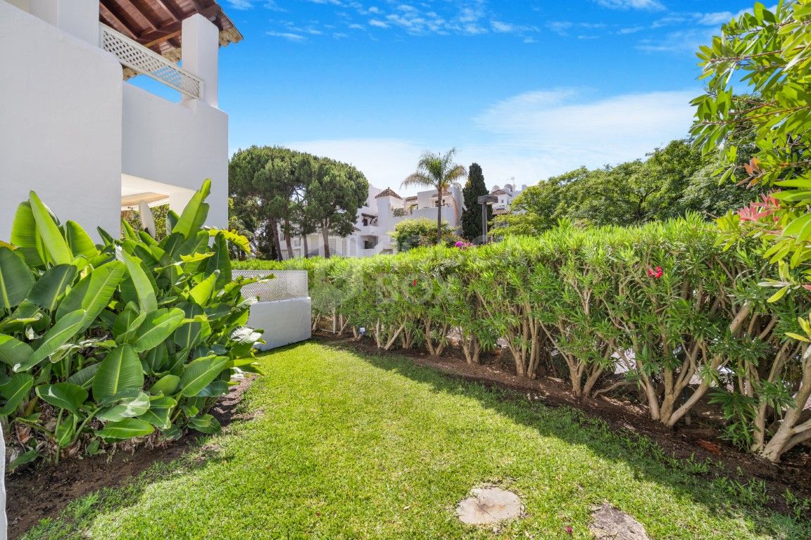 Wonderful three bedroom, south facing, ground floor apartment in Alhambra del Mar, on Marbella´s prestigious Golden Mile